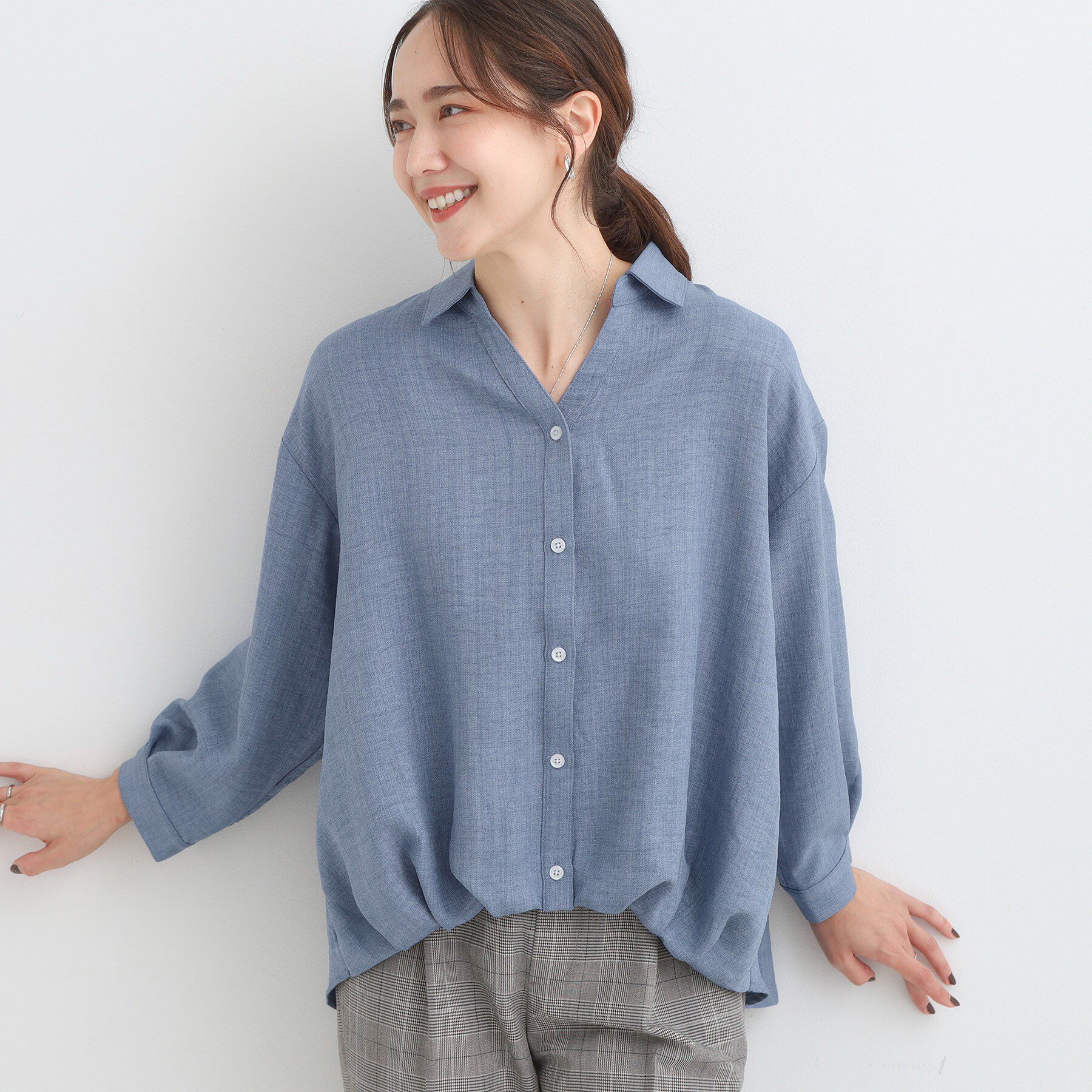SHOO･LA･RUE「【S-LL】インせず着られる デニムライク前開きブラウス」|シャツ・ブラウス|ブルー(092)