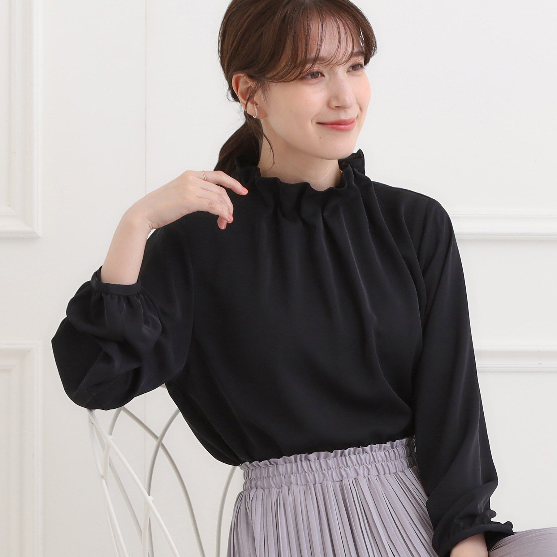 SHOO･LA･RUE「【洗濯機可】上品で華やか スタンドフリルブラウス」|シャツ・ブラウス|ブラック(019)