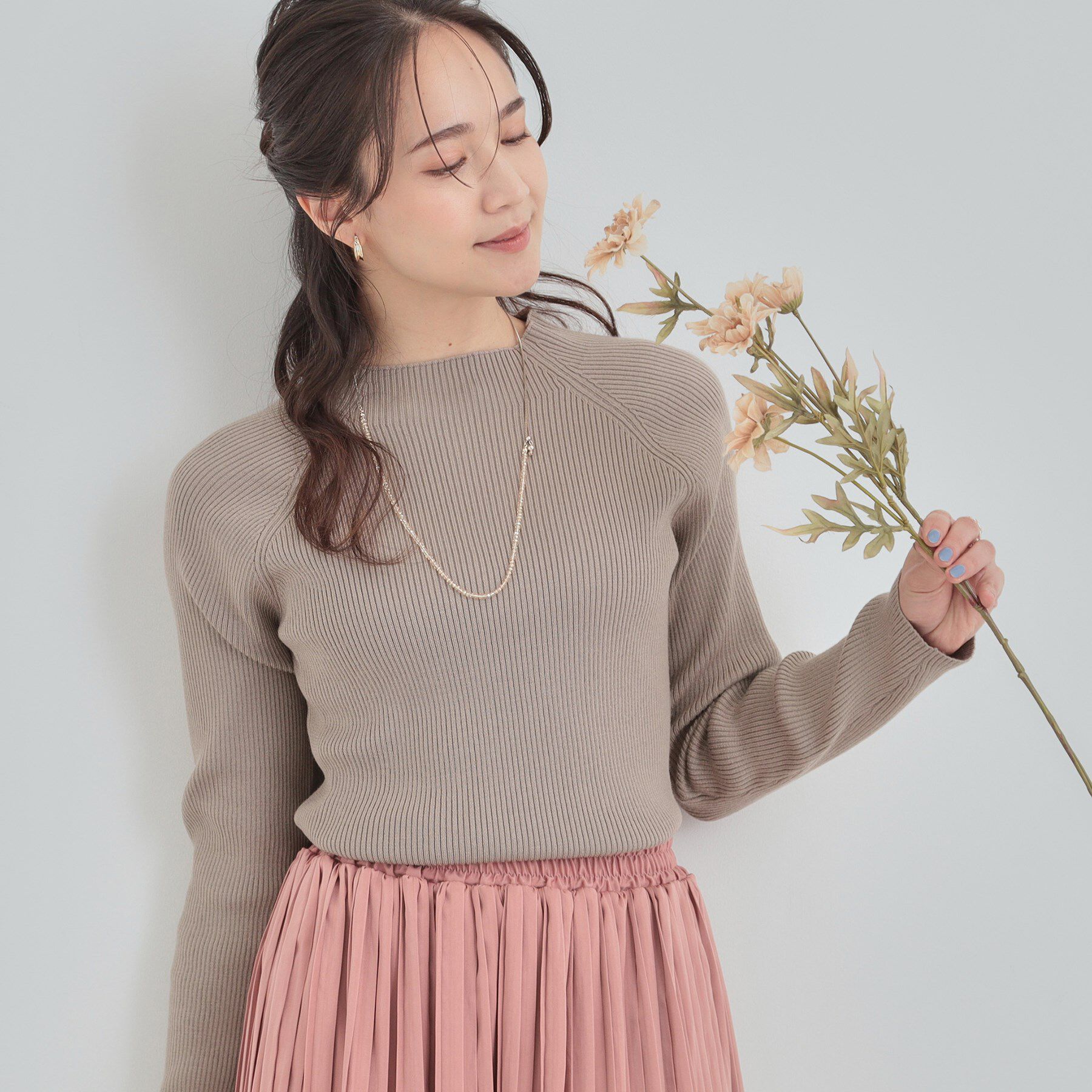 SHOO･LA･RUE「【絶妙なゆるピタ/洗濯機可】ちくちくしにくい リブハイネックやわらかニット」|ニット・セーター|ベージュ(052)