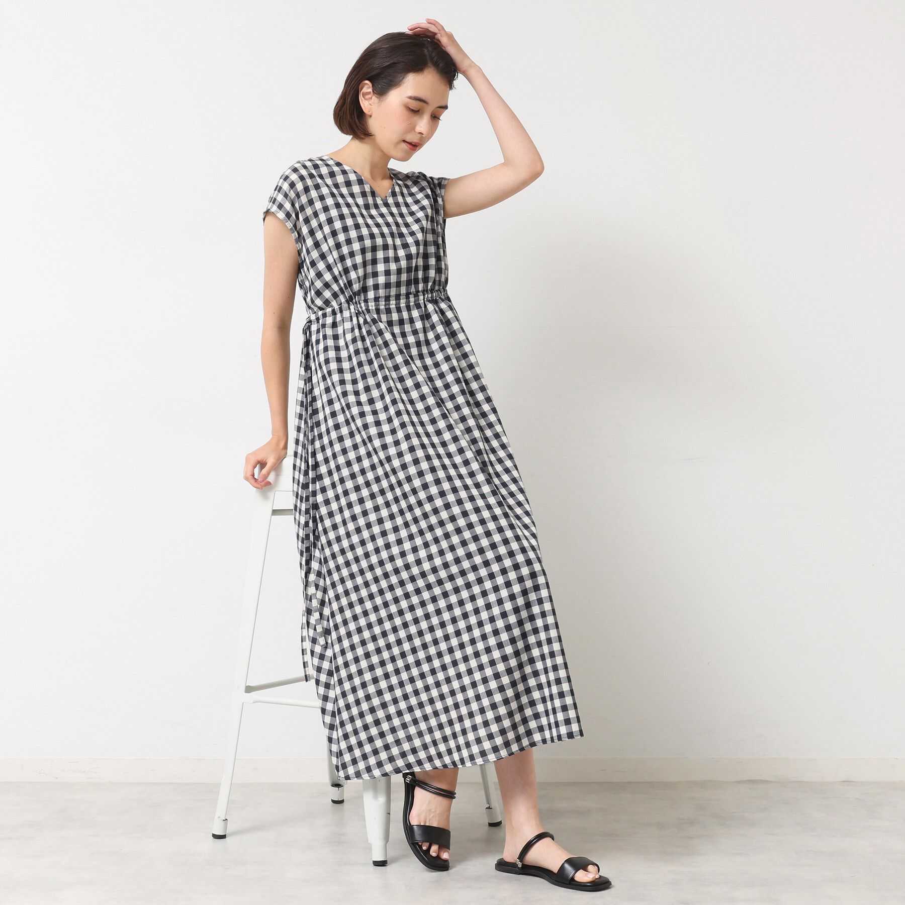 Dessin「【リンクコーデ・洗える】ウエストドロスト付きチェック柄ワンピース」|ワンピース|チャコールグレー(2