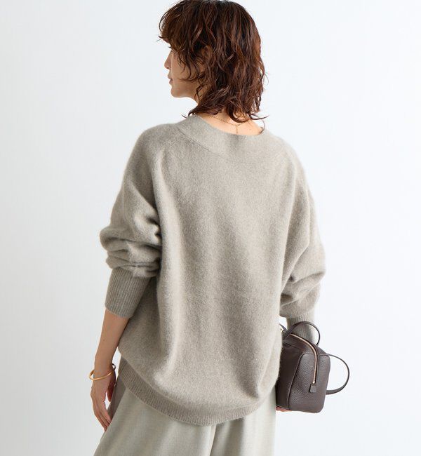  「【華やかな印象に】ヘアリーヤーン深Vネックニット」|ニット・セーター|