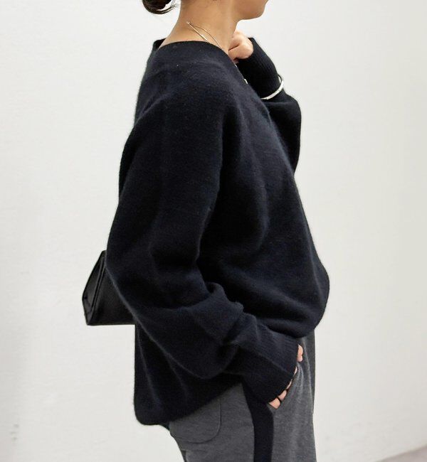  「【華やかな印象に】ヘアリーヤーン深Vネックニット」|ニット・セーター|