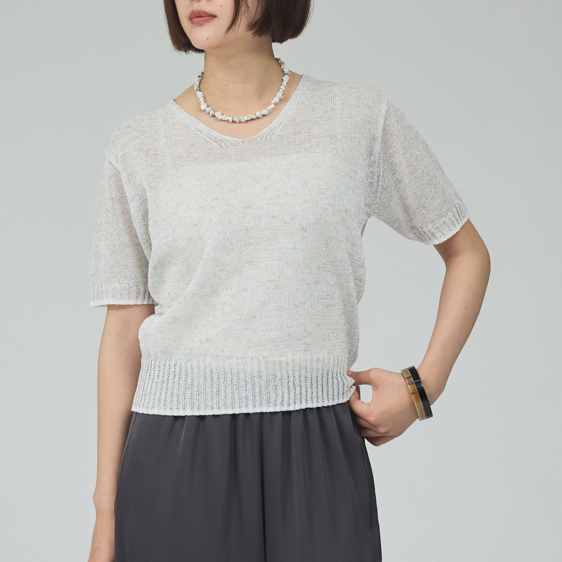 qualite「カラーポリリネンVネックニット【予約】」|ニット・セーター|オフホワイト