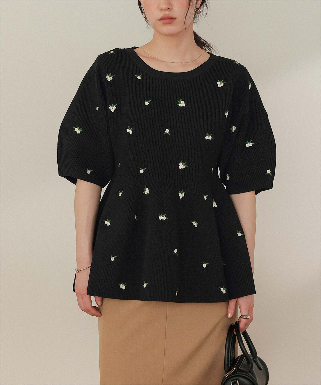 titivate「フラワー刺繍ペプラムニットトップス」|ニット・セーター|ブラック