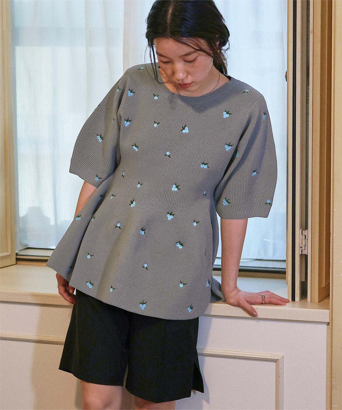 titivate「フラワー刺繍ペプラムニットトップス」|ニット・セーター|グレー