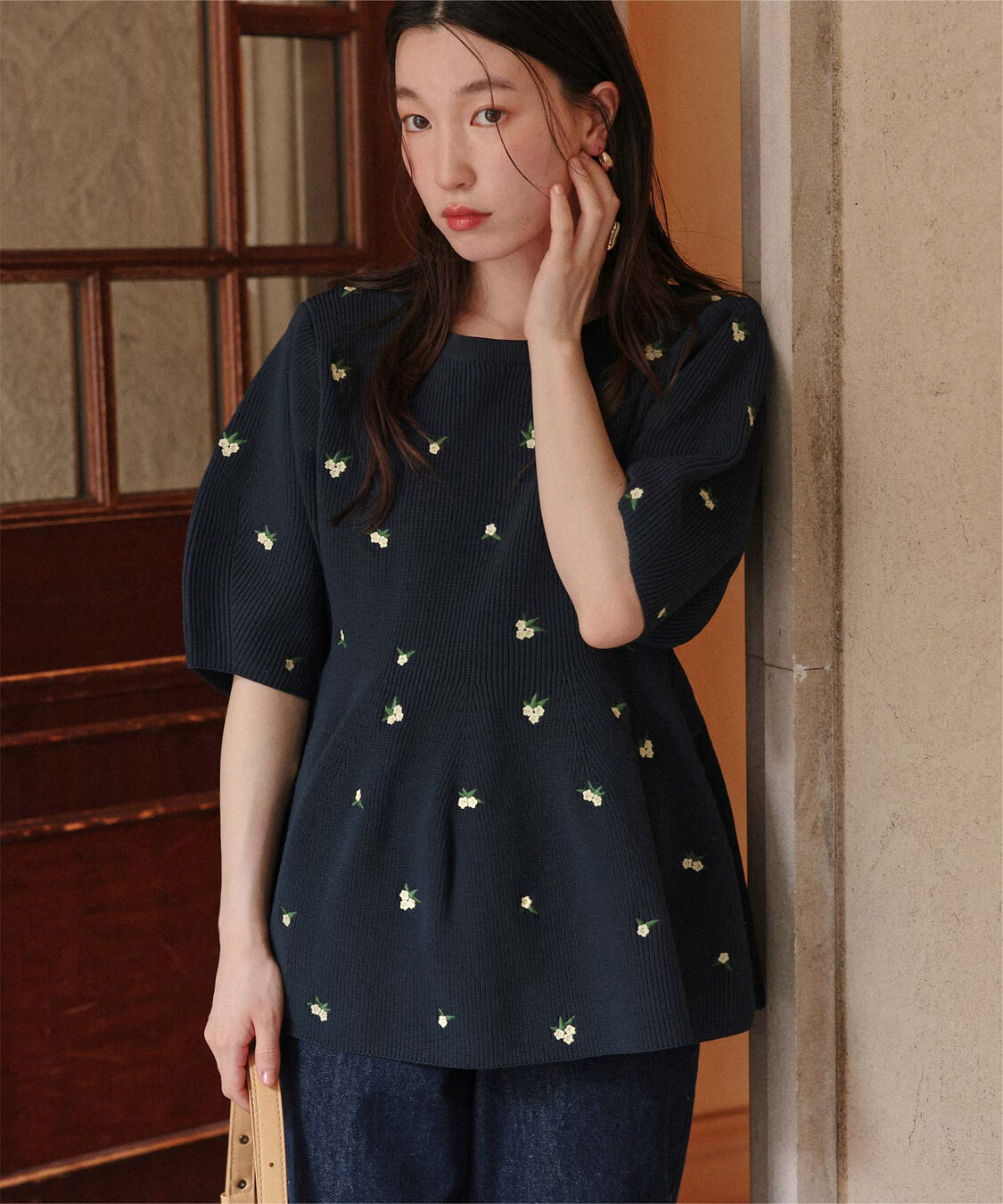 titivate「フラワー刺繍ペプラムニットトップス」|ニット・セーター|ネイビー