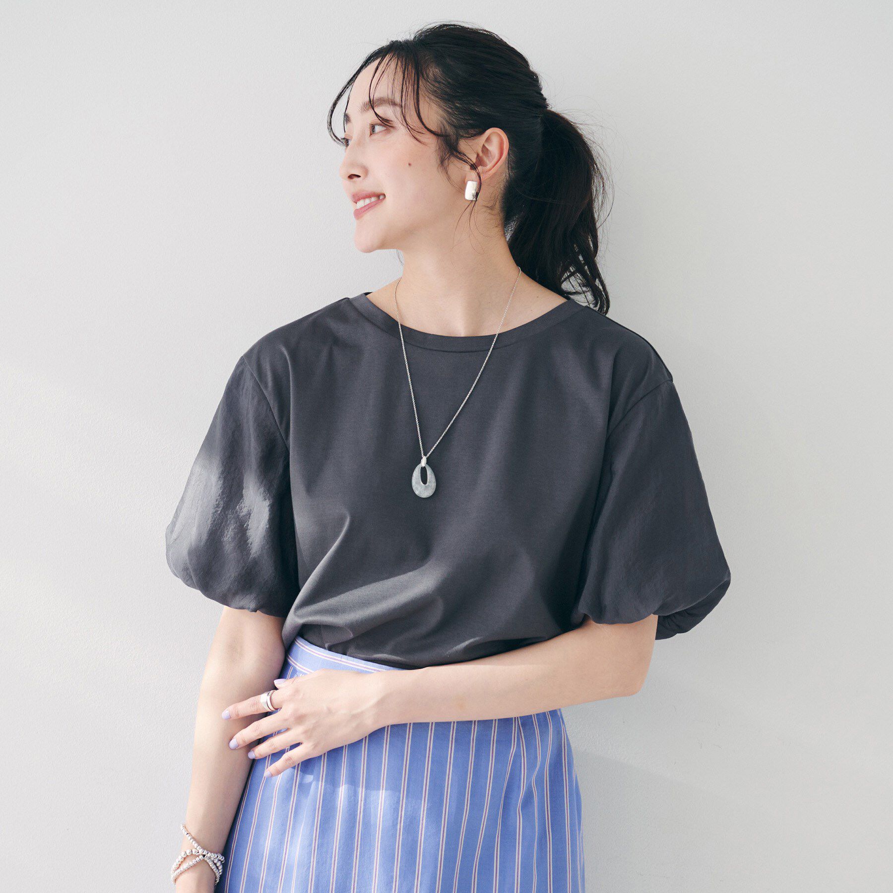 UNTITLED「【二の腕カバー/洗える】袖シアーバルーンプルオーバー」|Tシャツ・カットソー|チャコールグレー(0