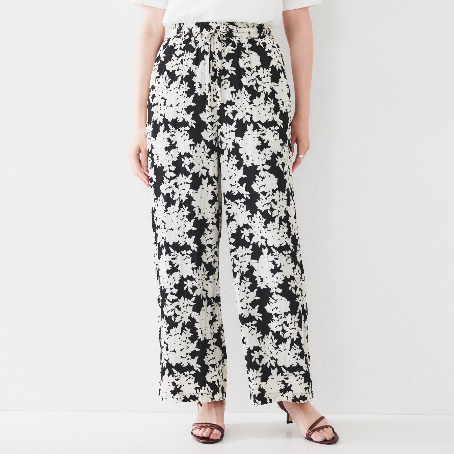 UNTITLED「【ウエストゴム/ワイド/柄】モノトーンフラワーパンツ」|その他|