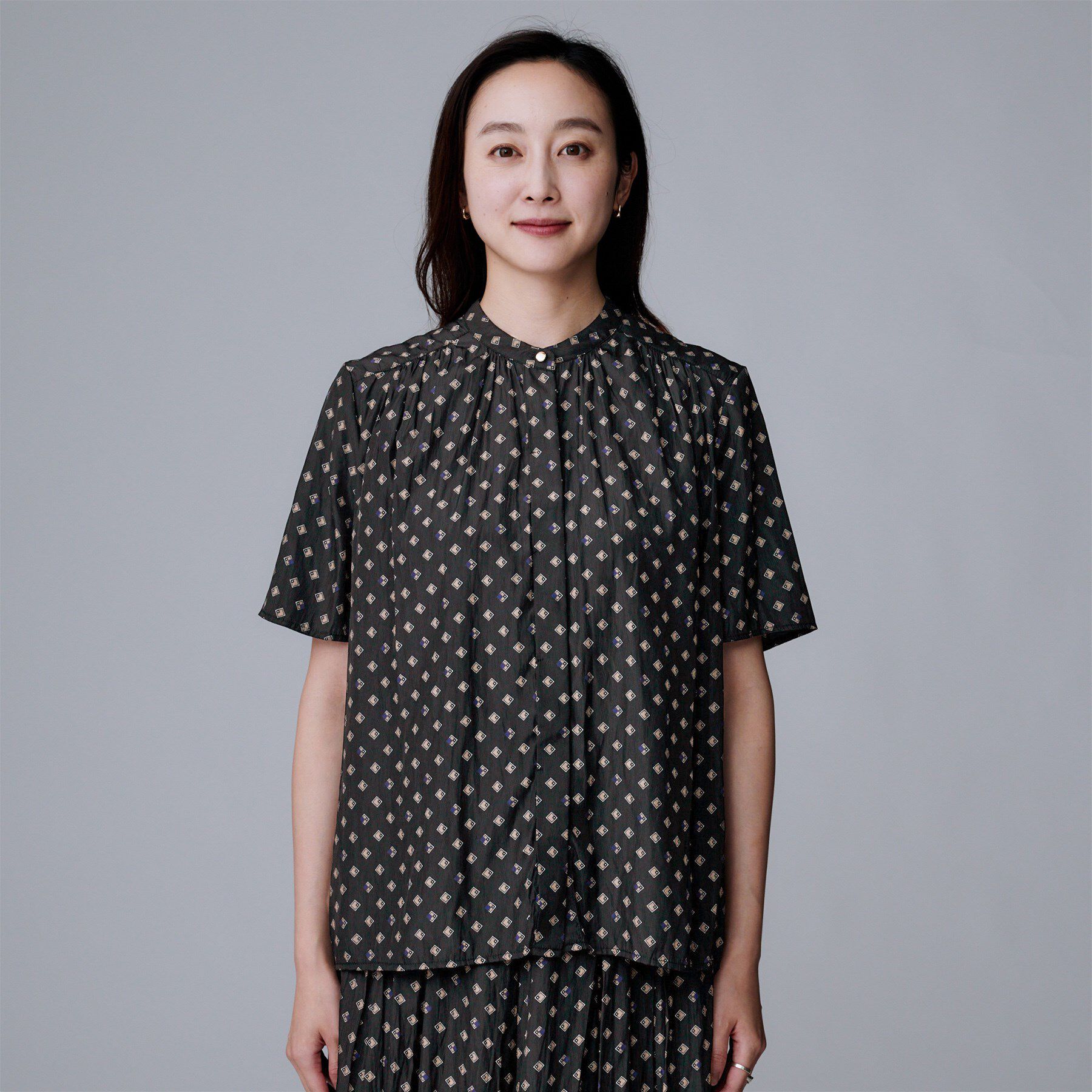 UNTITLED「【セットアップ可/リラクシー/通勤】スクエアジオメ柄ブラウス」|シャツ・ブラウス|