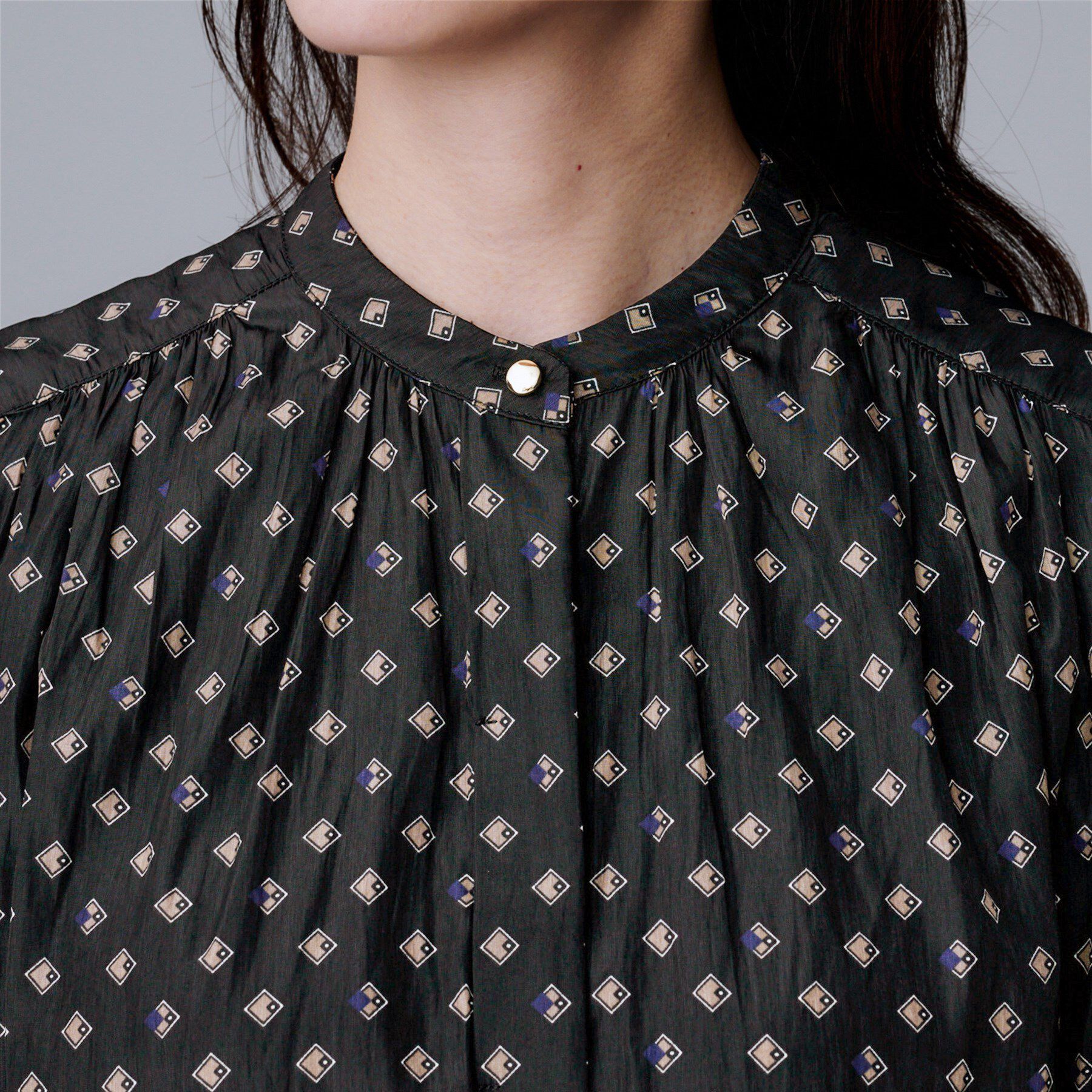 UNTITLED「【セットアップ可/リラクシー/通勤】スクエアジオメ柄ブラウス」|シャツ・ブラウス|