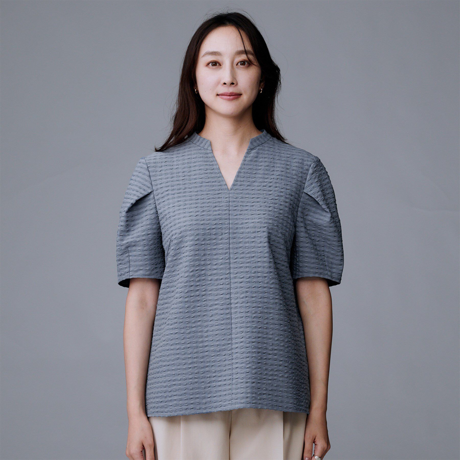 UNTITLED「【吸水速乾/ストレッチ/Vネック】フォルムスリーブ ブラウス」|シャツ・ブラウス|