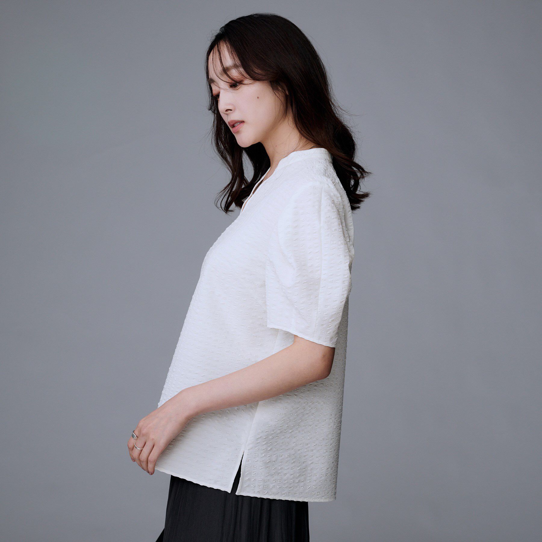 UNTITLED「【吸水速乾/ストレッチ/Vネック】フォルムスリーブ ブラウス」|シャツ・ブラウス|