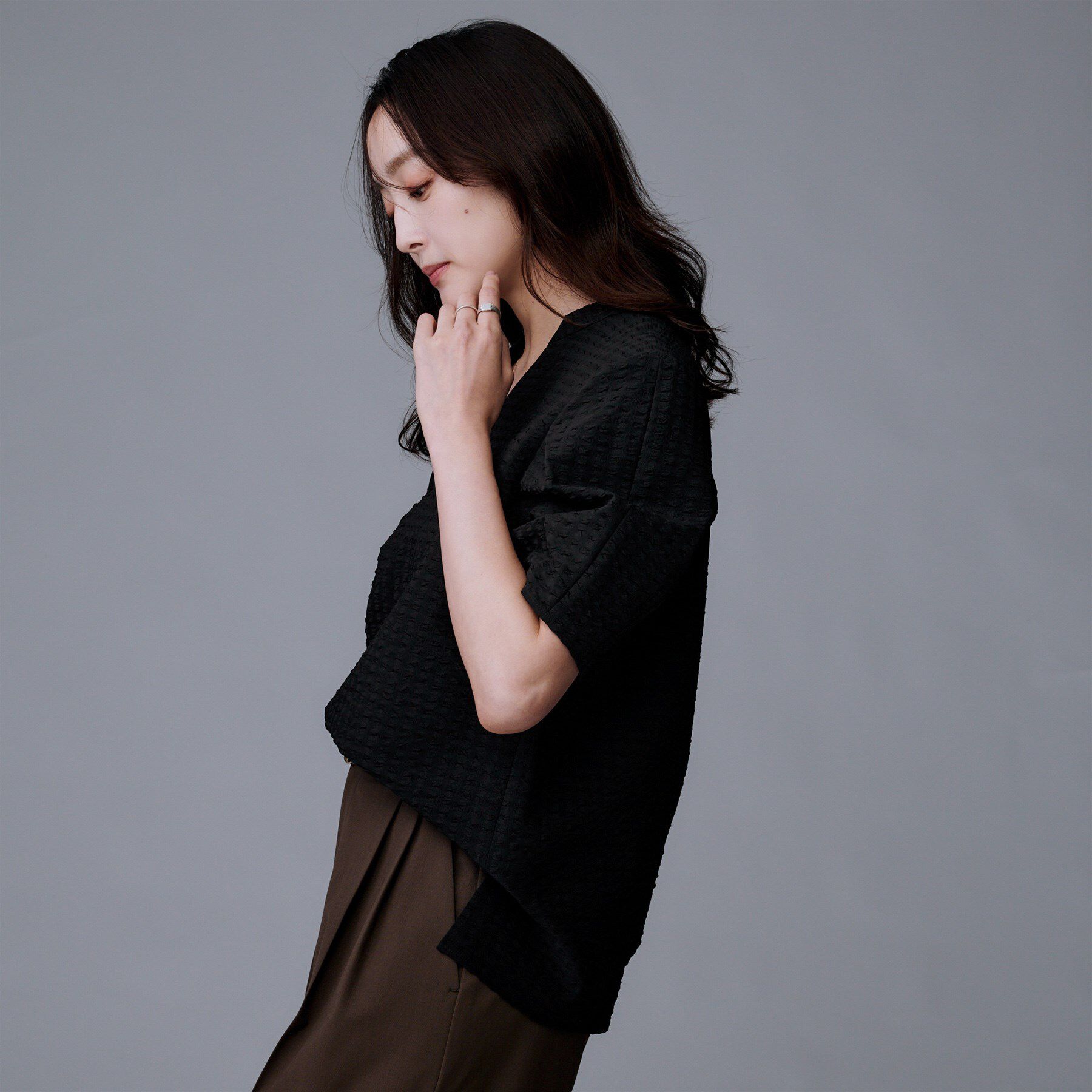 UNTITLED「【吸水速乾/ストレッチ/Vネック】フォルムスリーブ ブラウス」|シャツ・ブラウス|