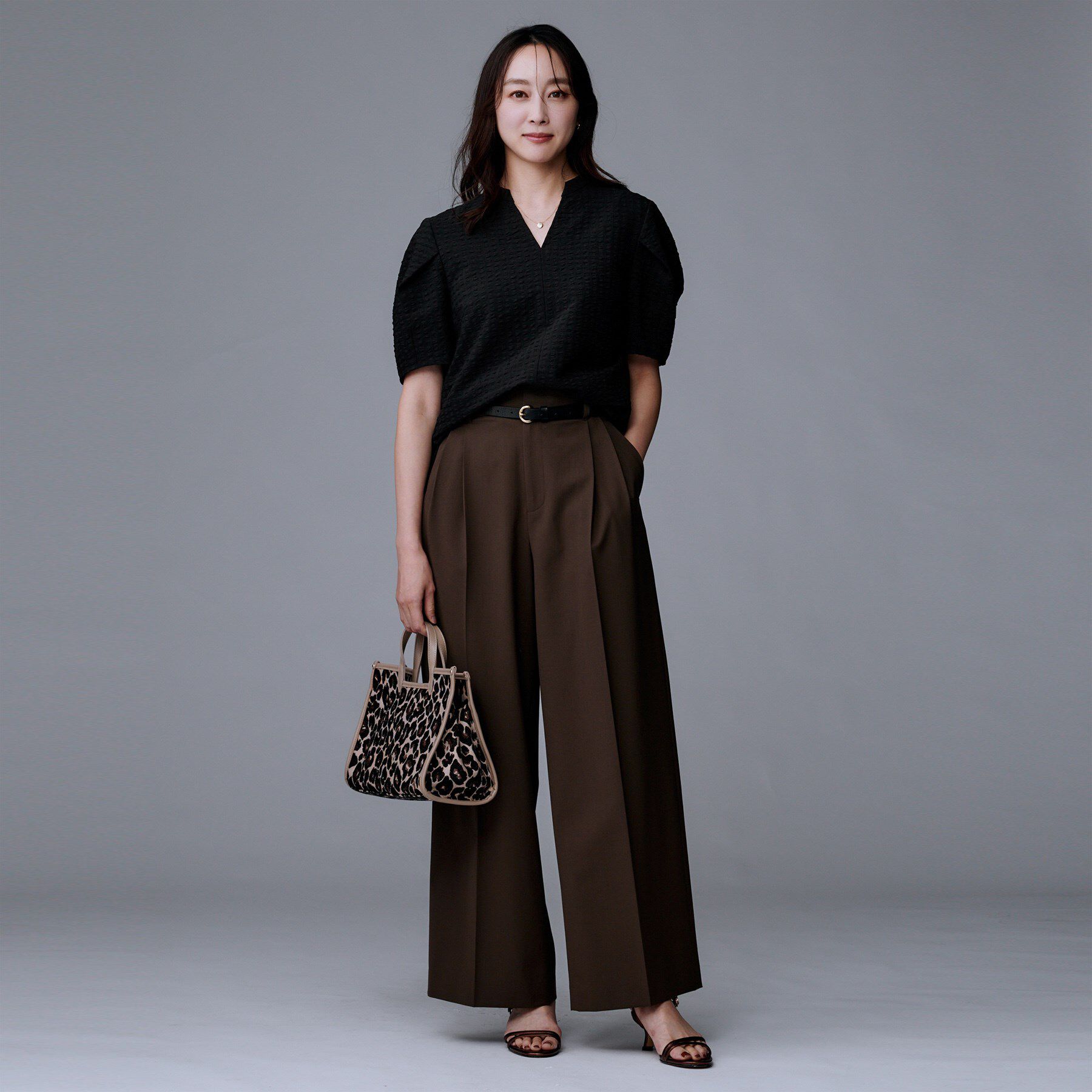 UNTITLED「【吸水速乾/ストレッチ/Vネック】フォルムスリーブ ブラウス」|シャツ・ブラウス|