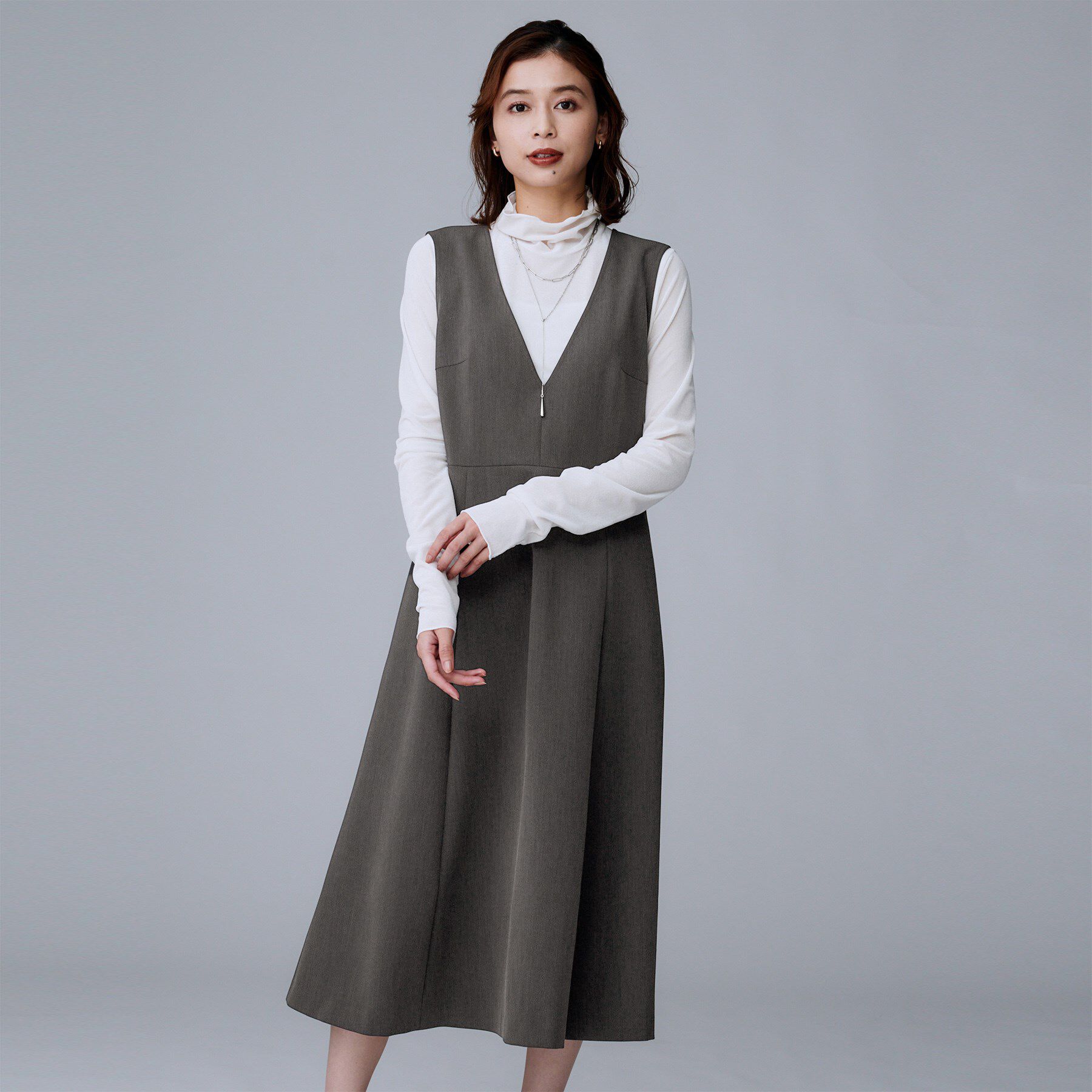 UNTITLED「【Aライン/ワンピース】Vネックジャンパースカート」|ワンピース|チャコールグレー(0