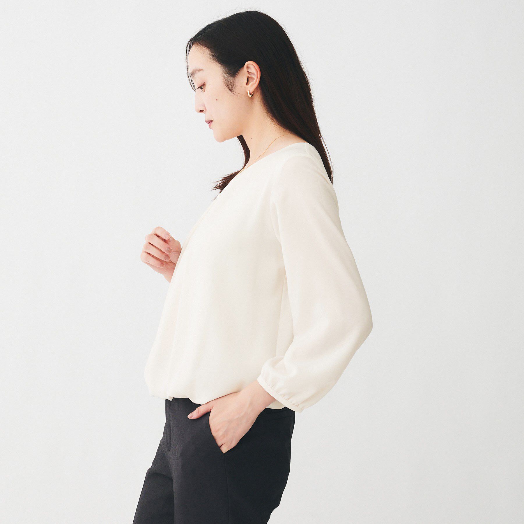 UNTITLED「【透けにくい/ウエストイン見え】パウダリーブラウス」|シャツ・ブラウス|