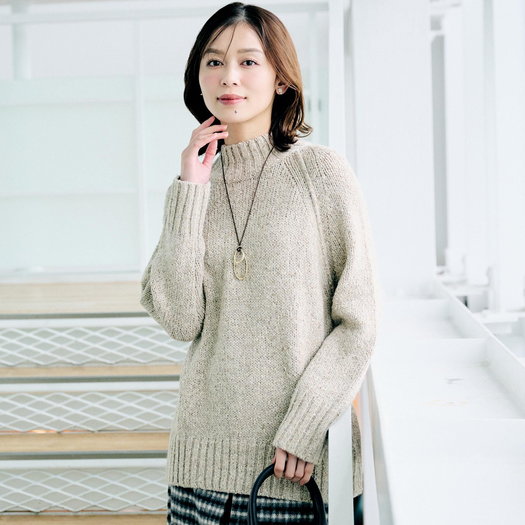 UNTITLED「【ゆったりサイズ】シルクネップ　ボトルネックニット」|ニット・セーター|ベージュ(452)