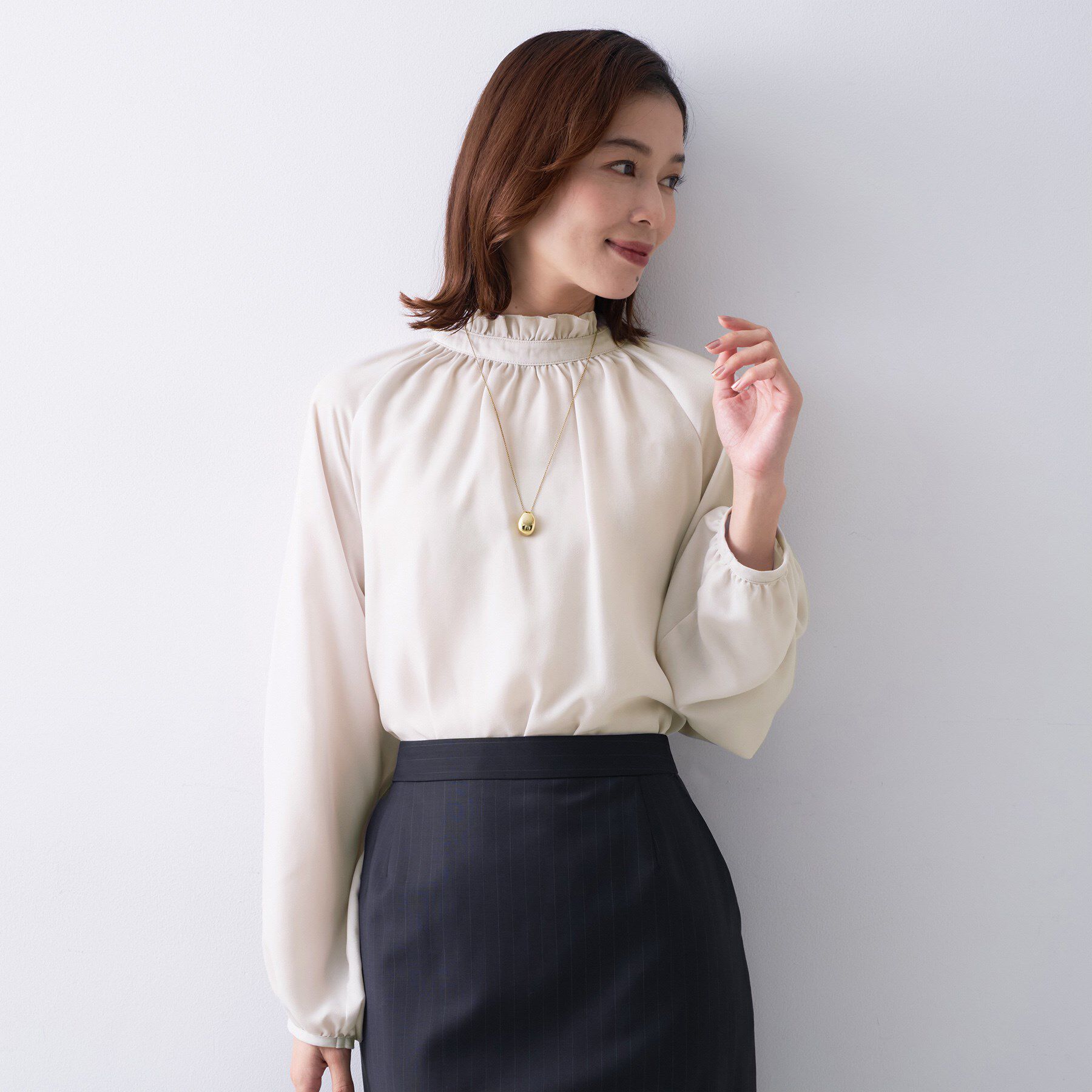 UNTITLED「【エレガント/お仕事着にも】スタンドフリルネック ブラウス」|シャツ・ブラウス|