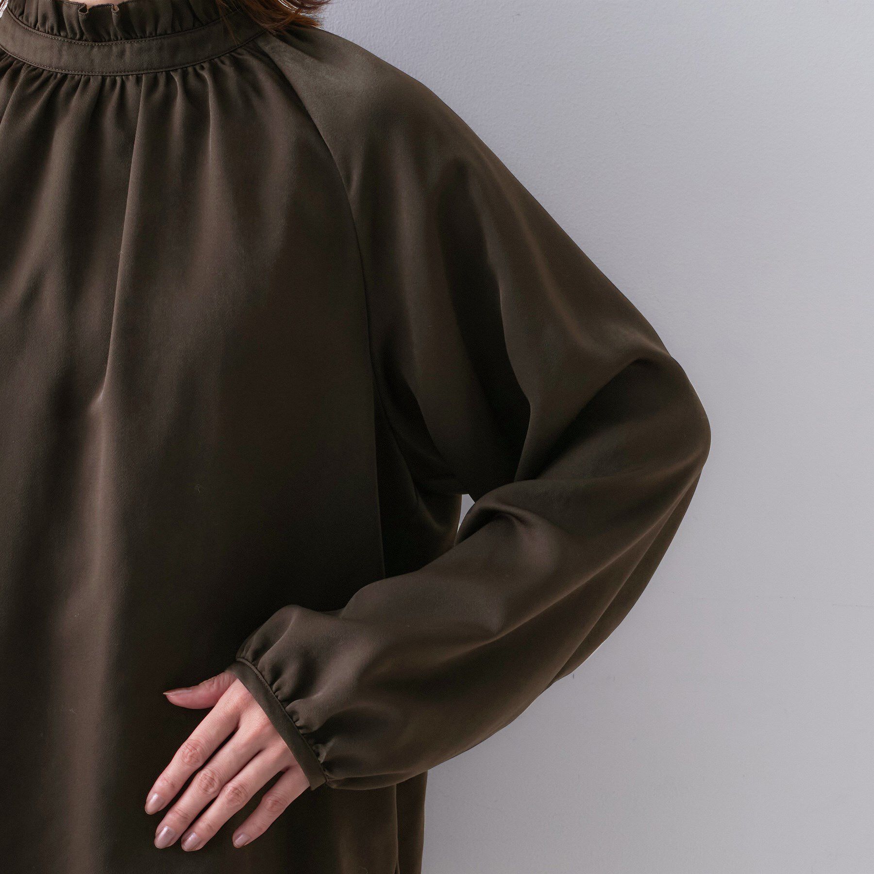 UNTITLED「【エレガント/お仕事着にも】スタンドフリルネック ブラウス」|シャツ・ブラウス|