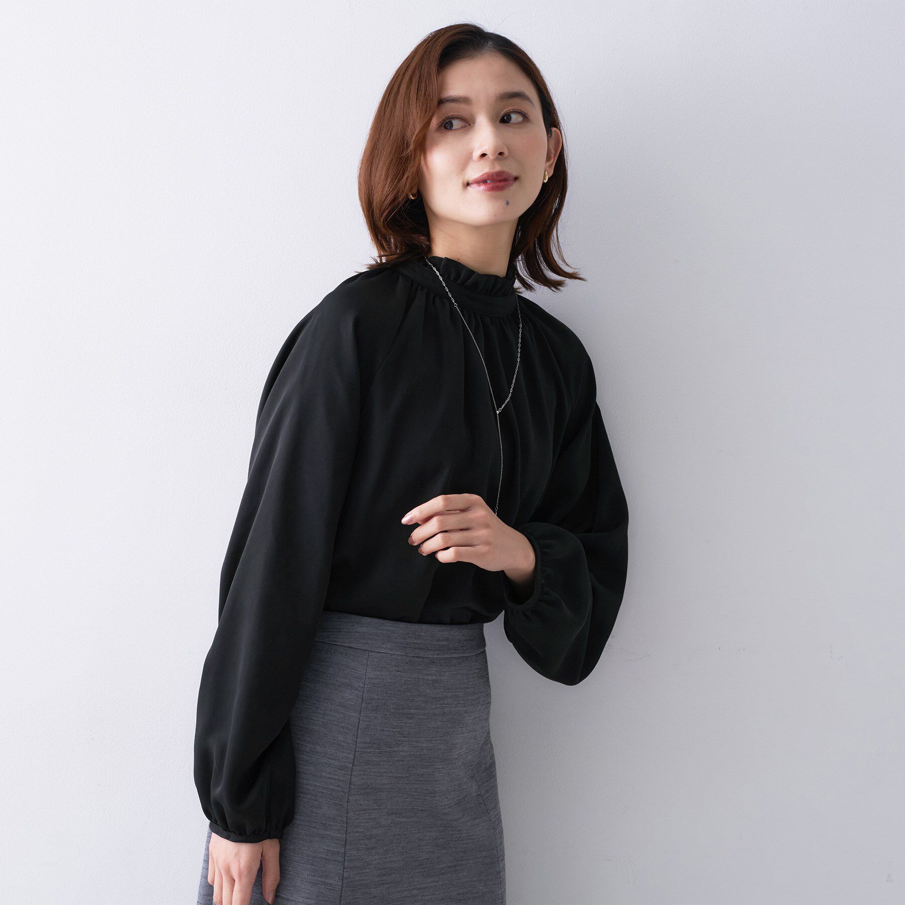 UNTITLED「【エレガント/お仕事着にも】スタンドフリルネック ブラウス」|シャツ・ブラウス|