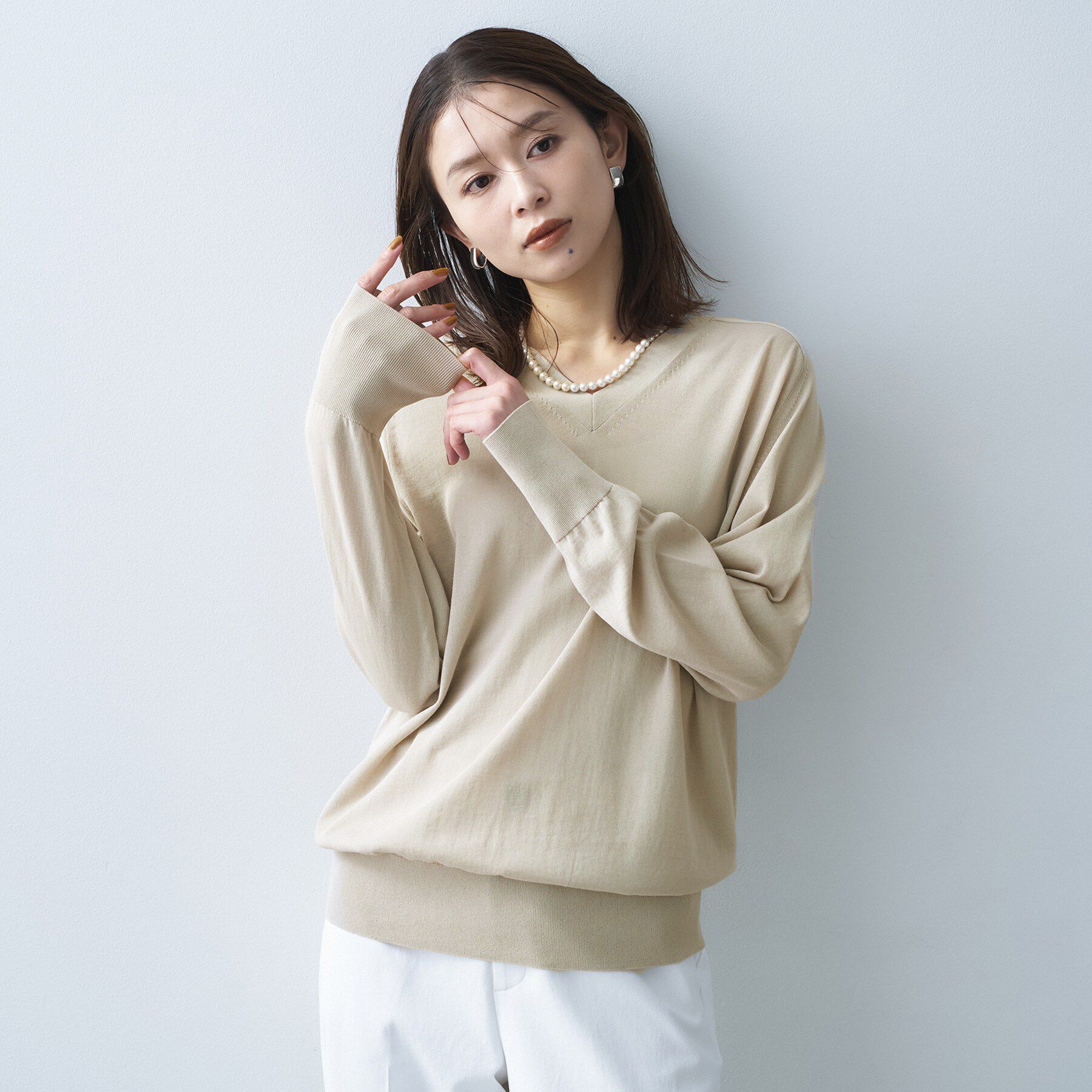 UNTITLED「【アンサンブル可/洗える】シアーVネックニット」|ニット・セーター|グレージュ(050)