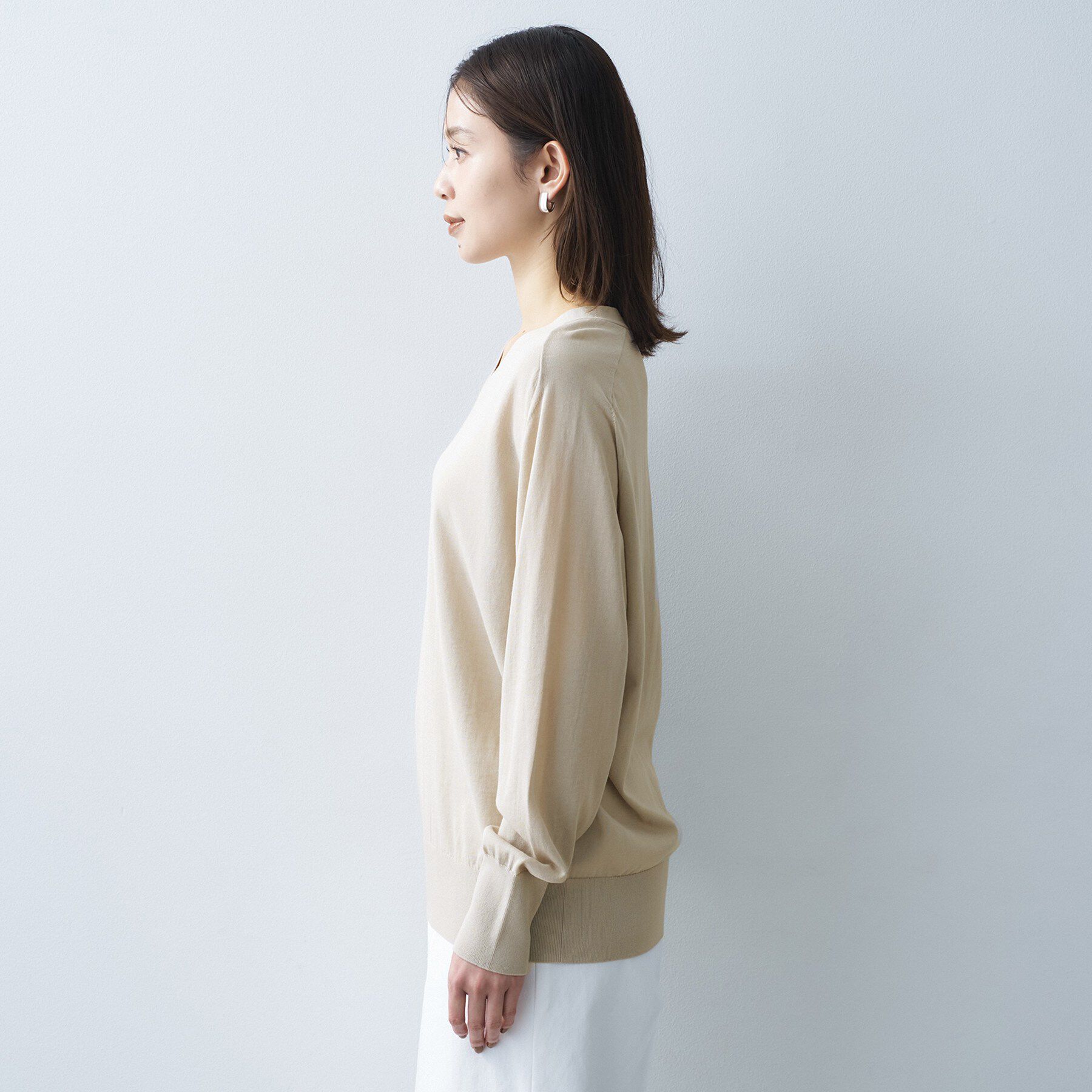 UNTITLED「【アンサンブル可/洗える】シアーVネックニット」|ニット・セーター|