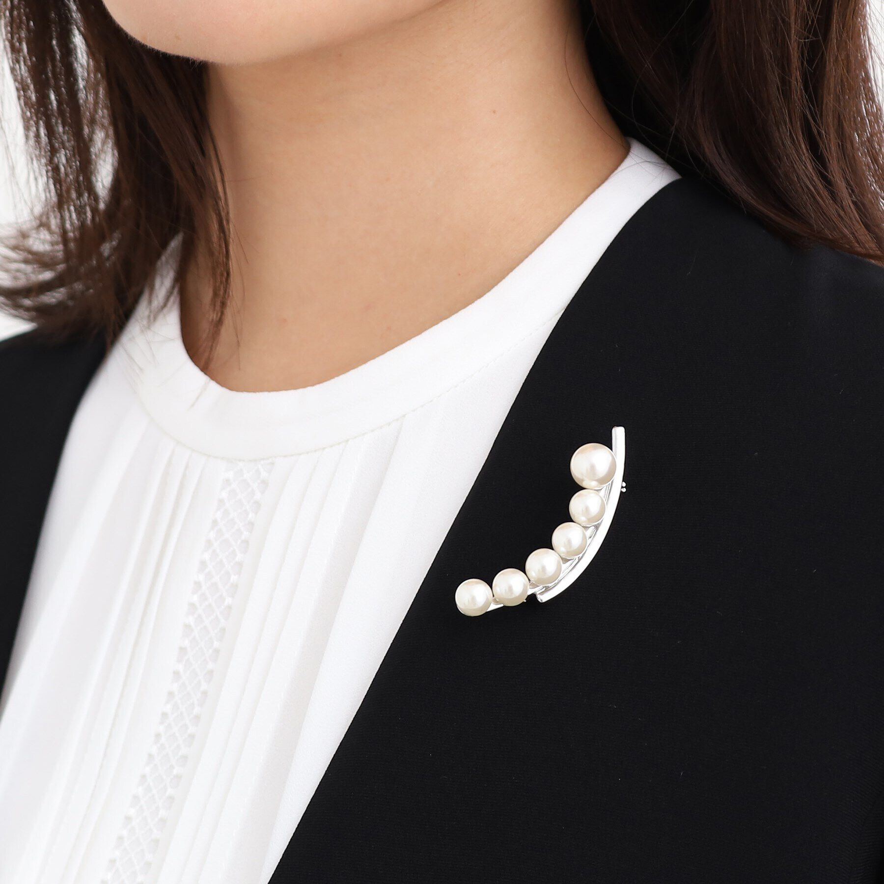 Reflect「【夏SALE／フォーマルにも使える】カーブデザインパール調ブローチ」|ブローチ・コサージュ|