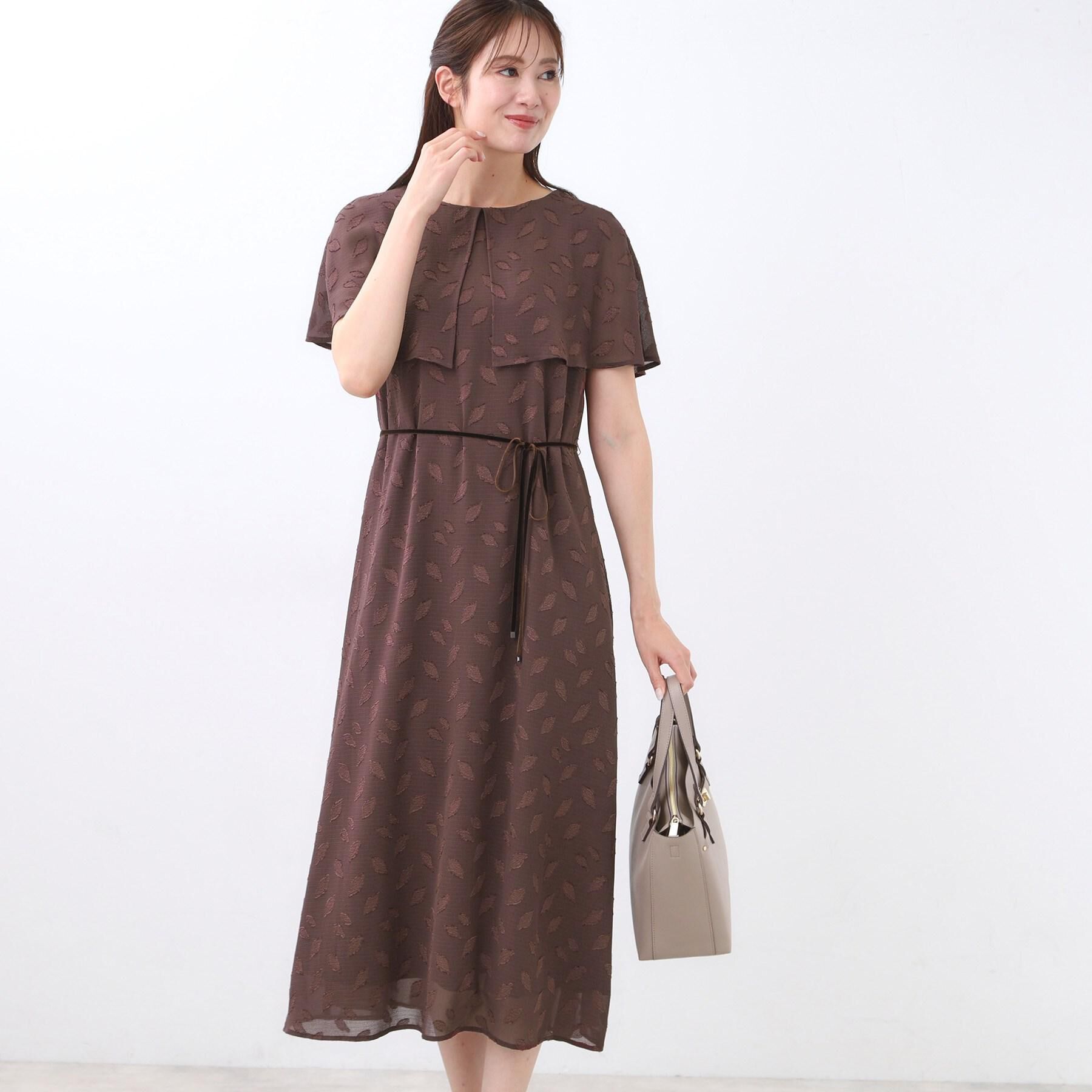 Reflect「【撥水／二の腕カバー／付属リボン付き】ケープデザインノースリーブワンピース」|ワンピース|ブラウン(443)