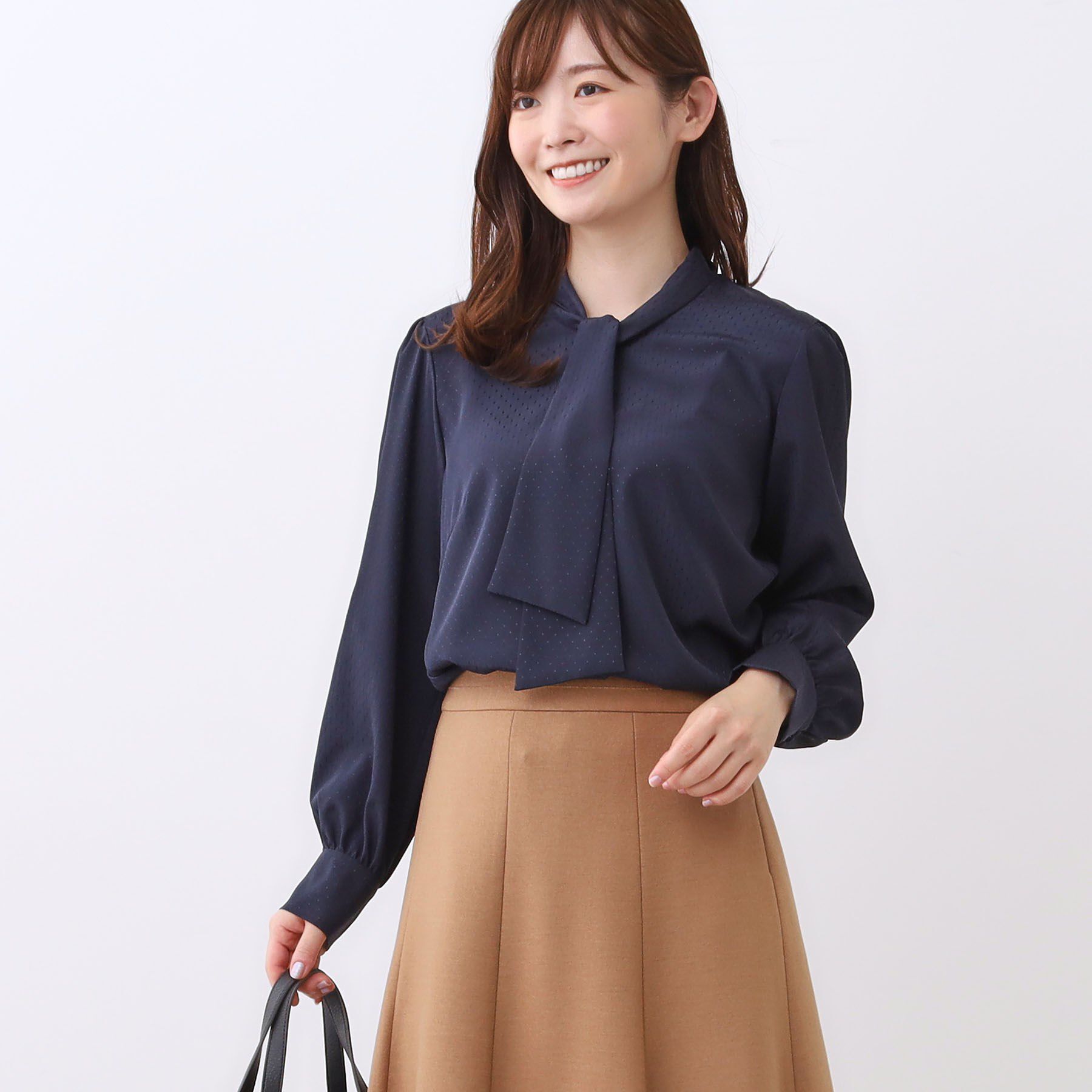 Reflect「【きちんと見え／通勤／セレモニーにおすすめ◎】ドット柄ボウタイブラウス」|シャツ・ブラウス|ネイビー(094)