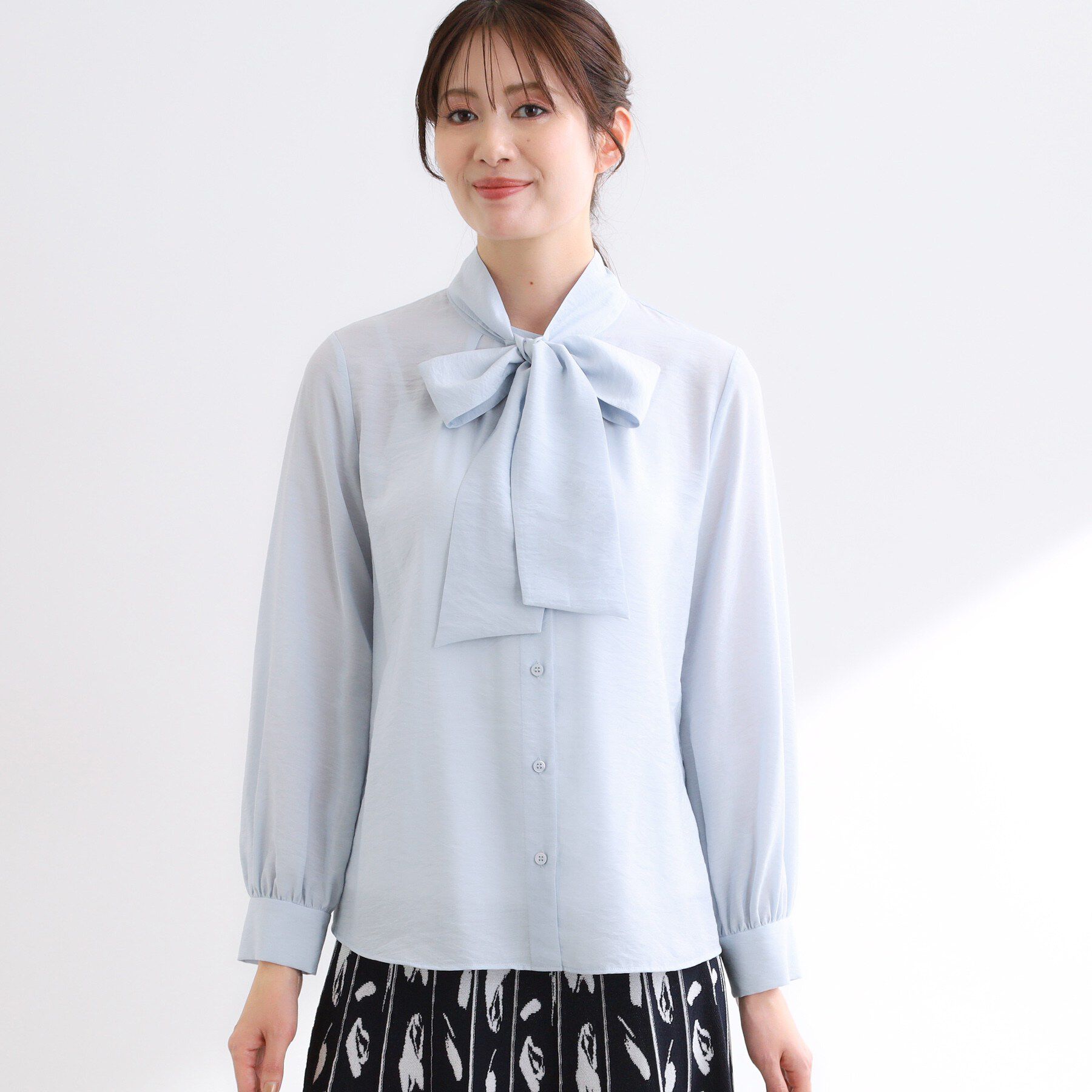 Reflect「【通勤／ボウタイ取り外し可】ボウタイ付きバンドカラーブラウス」|シャツ・ブラウス|