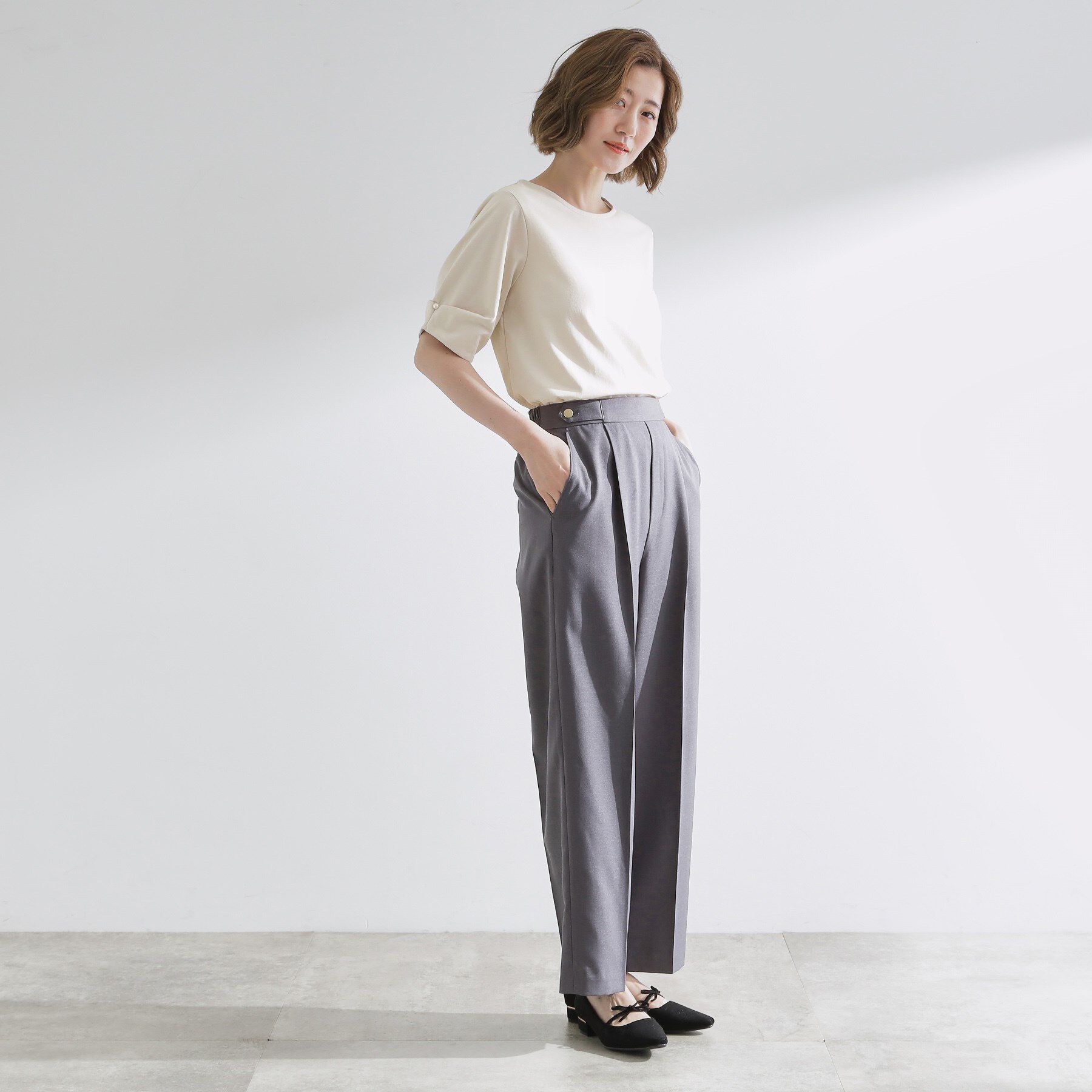 grove「きちんと感と女性らしさ、二の腕カバーが一枚で叶う　袖口パール調ボタンプルオーバー」|Tシャツ・カットソー|