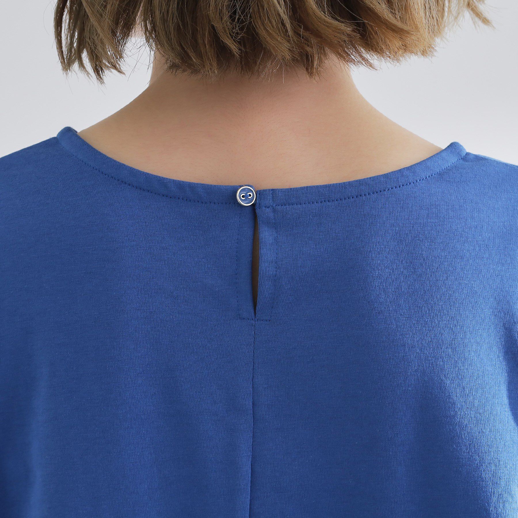 grove「きちんと感と女性らしさ、二の腕カバーが一枚で叶う　袖口パール調ボタンプルオーバー」|Tシャツ・カットソー|