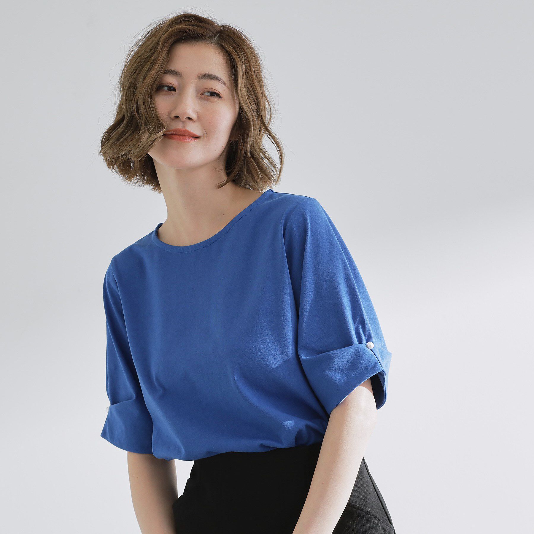 grove「きちんと感と女性らしさ、二の腕カバーが一枚で叶う　袖口パール調ボタンプルオーバー」|Tシャツ・カットソー|