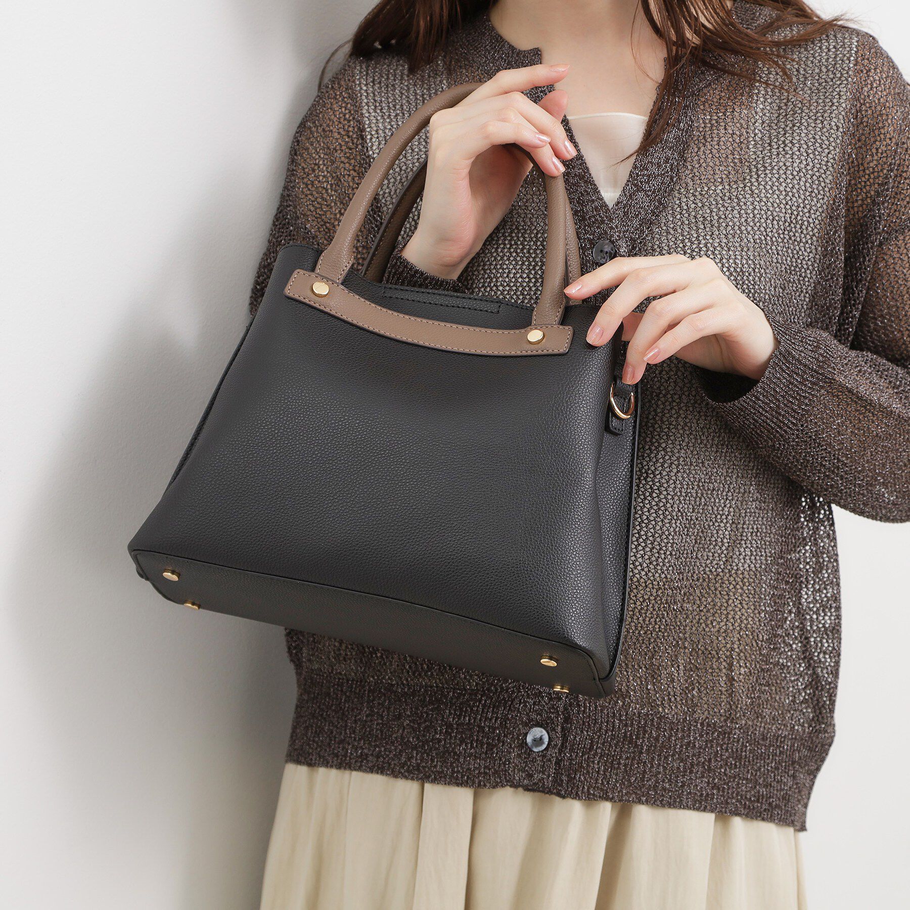 grove「スタッズ中仕切り2WAYトート」|トートバッグ|ブラック&times;ダークグレ