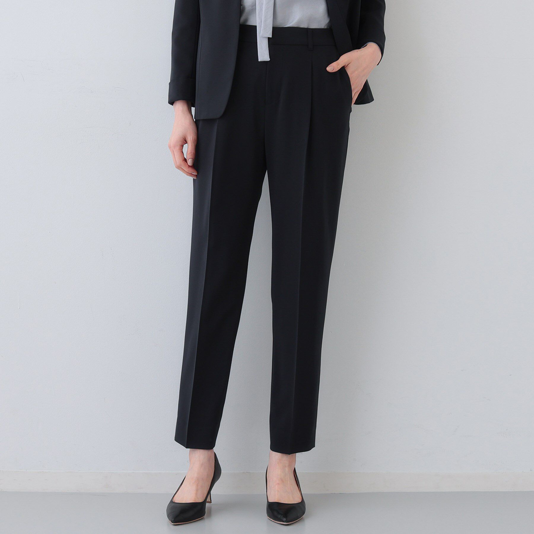 INDIVI「【洗える／UVケア／スーツ】ストレッチタックテーパードパンツ」|その他|ネイビー(094)
