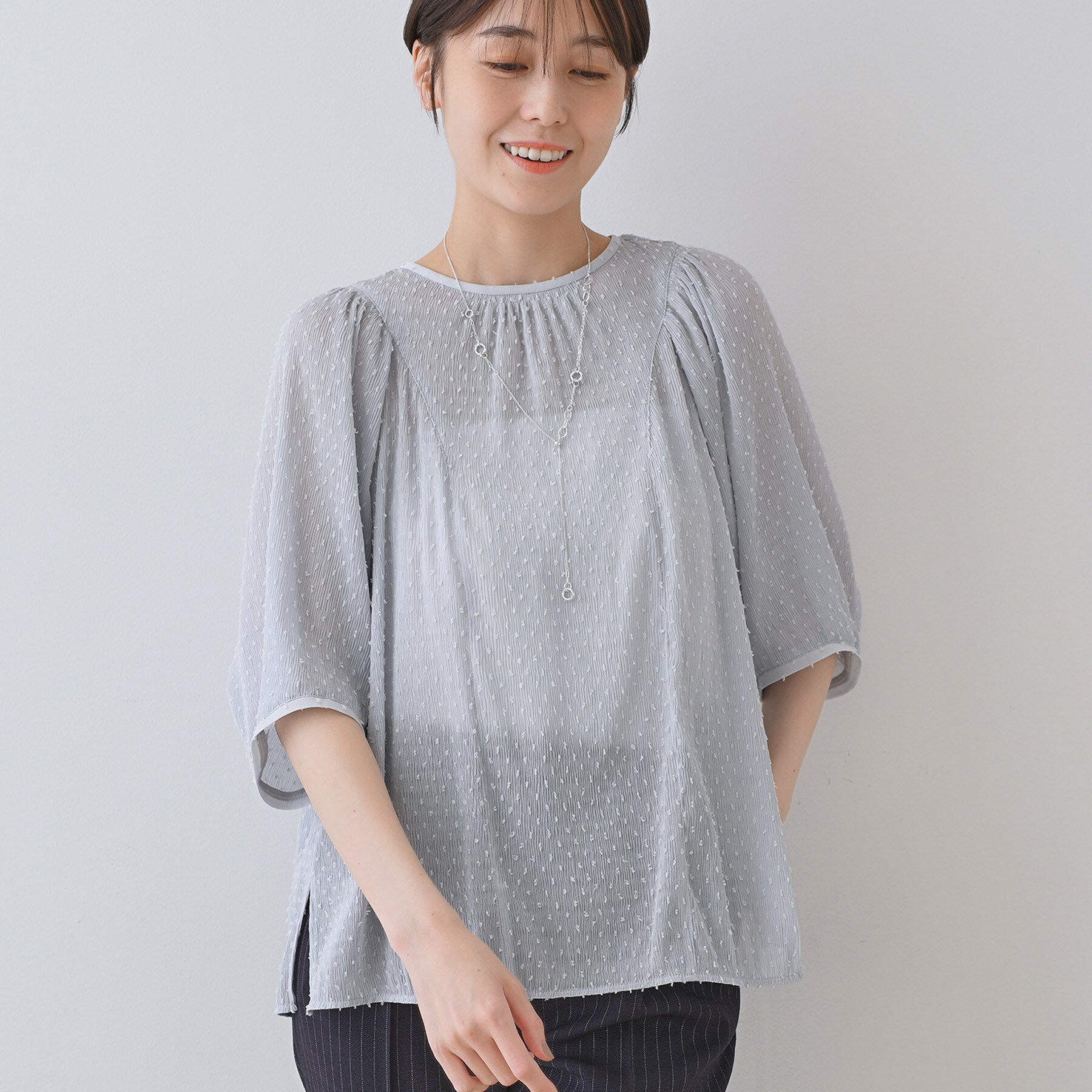 INDIVI「【洗える／ドット柄／凹凸素材】袖コンシャスドルマンブラウス」|シャツ・ブラウス|ライトグレー(411