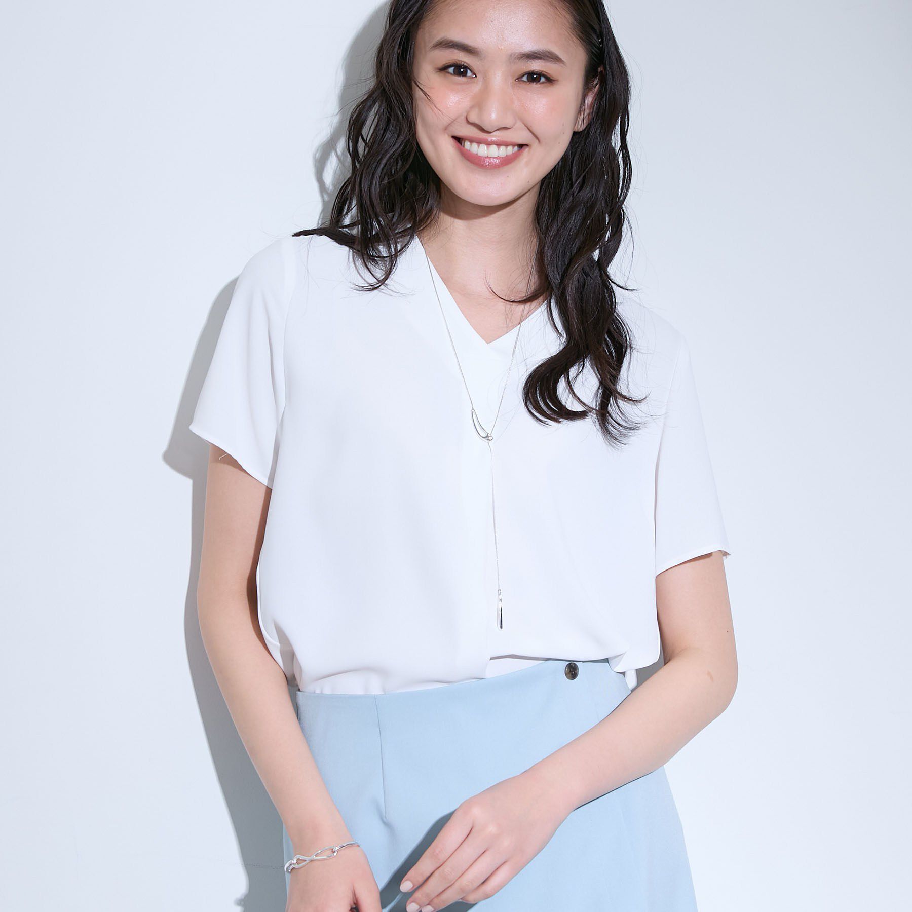 INDIVI「【洗える／通勤】無地＆マルチストライプ柄Vネックブラウス」|シャツ・ブラウス|ホワイト(001)