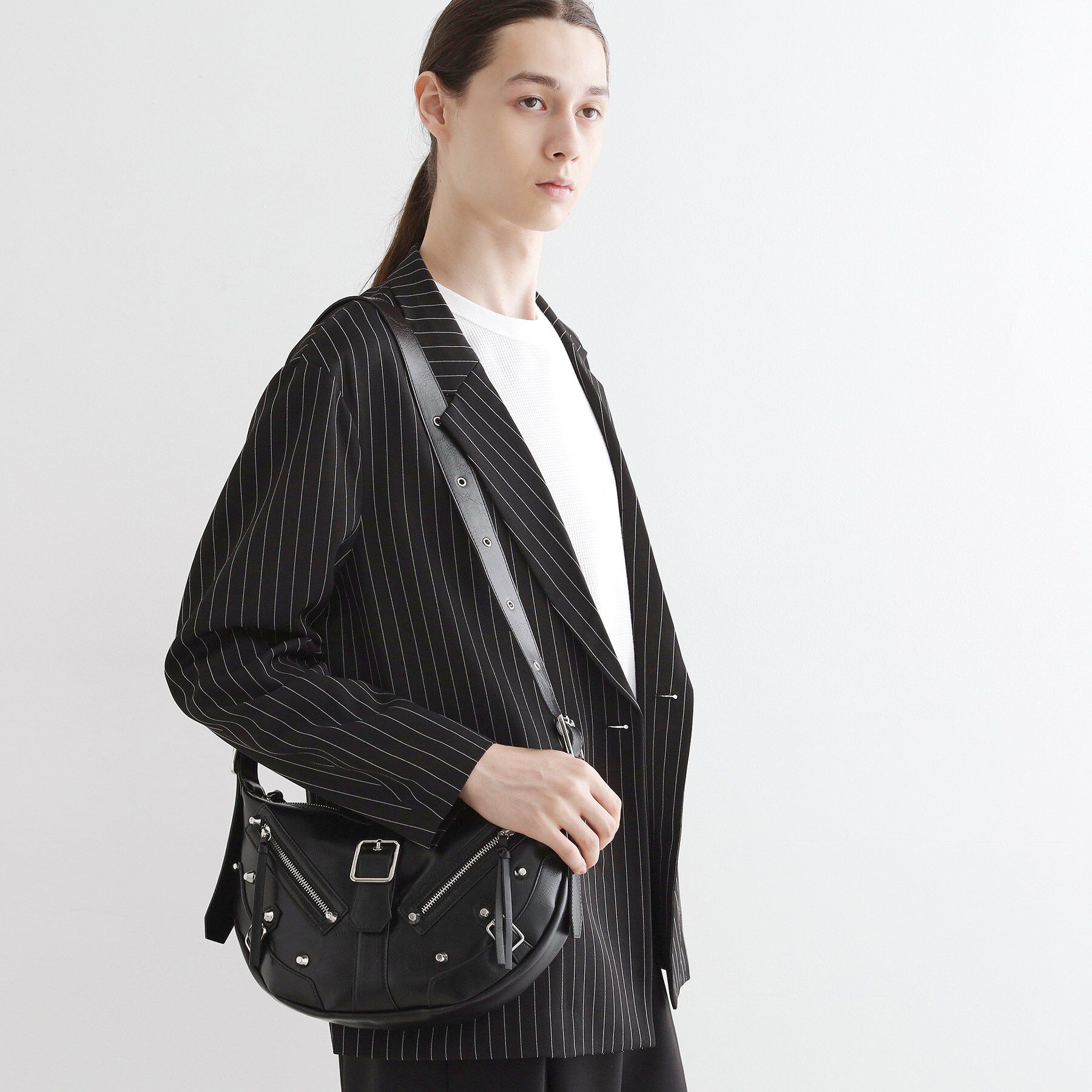 tk.TAKEO KIKUCHI「【FANCYシリーズ】スタッズクレセントショルダーバッグ」|ショルダー・メッセンジャー|