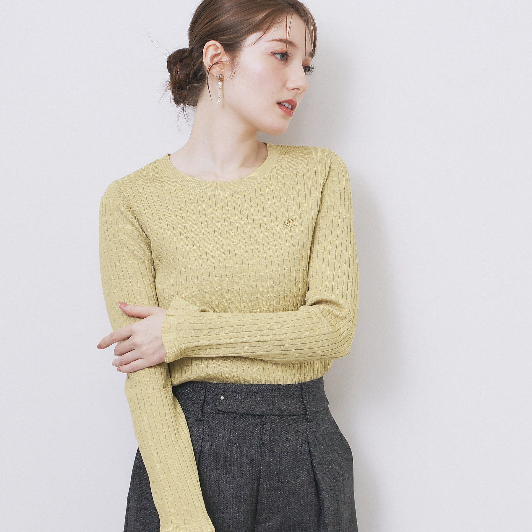 index「ゴールドプレート付きケーブルニット【洗濯機OK】」|ニット・セーター|イエロー(031)