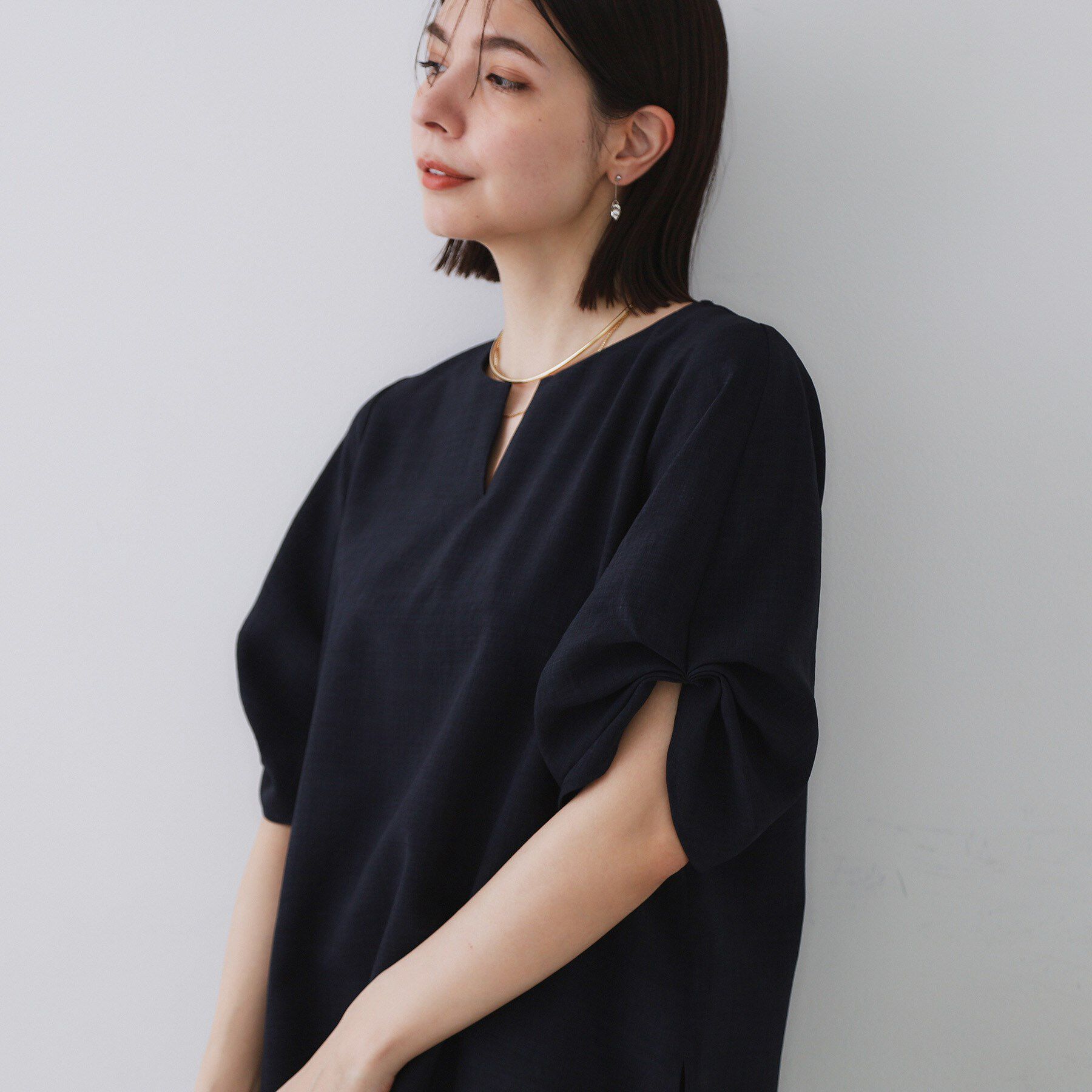 OPAQUE.CLIP「リネンライクキーネックタックスリーブブラウス【洗濯機洗い可/吸水速乾/接触冷感】」|シャツ・ブラウス|