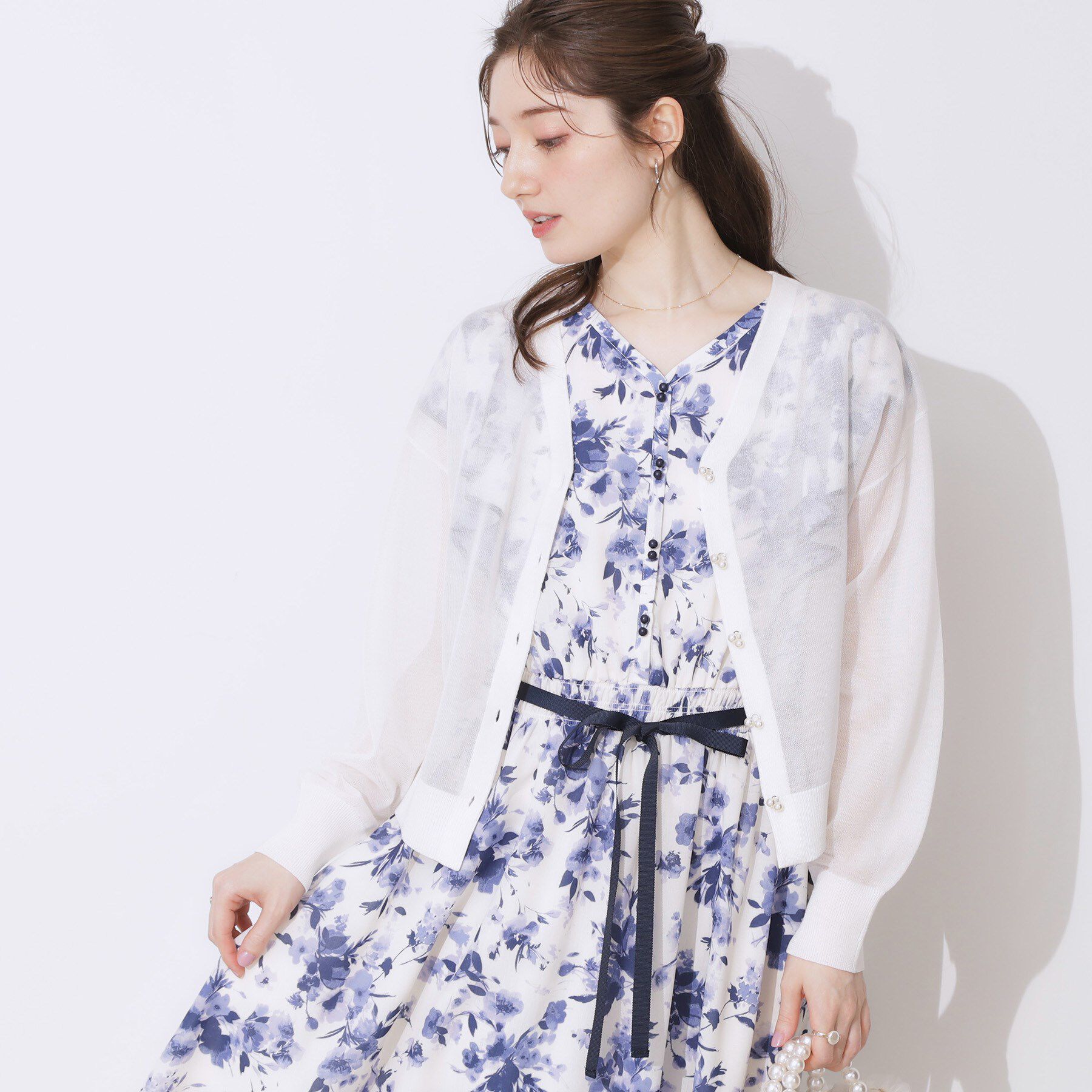 Couture broach「【上品な透け感・通勤】ダブルパール調釦シアーカーディガン」|カーディガン|