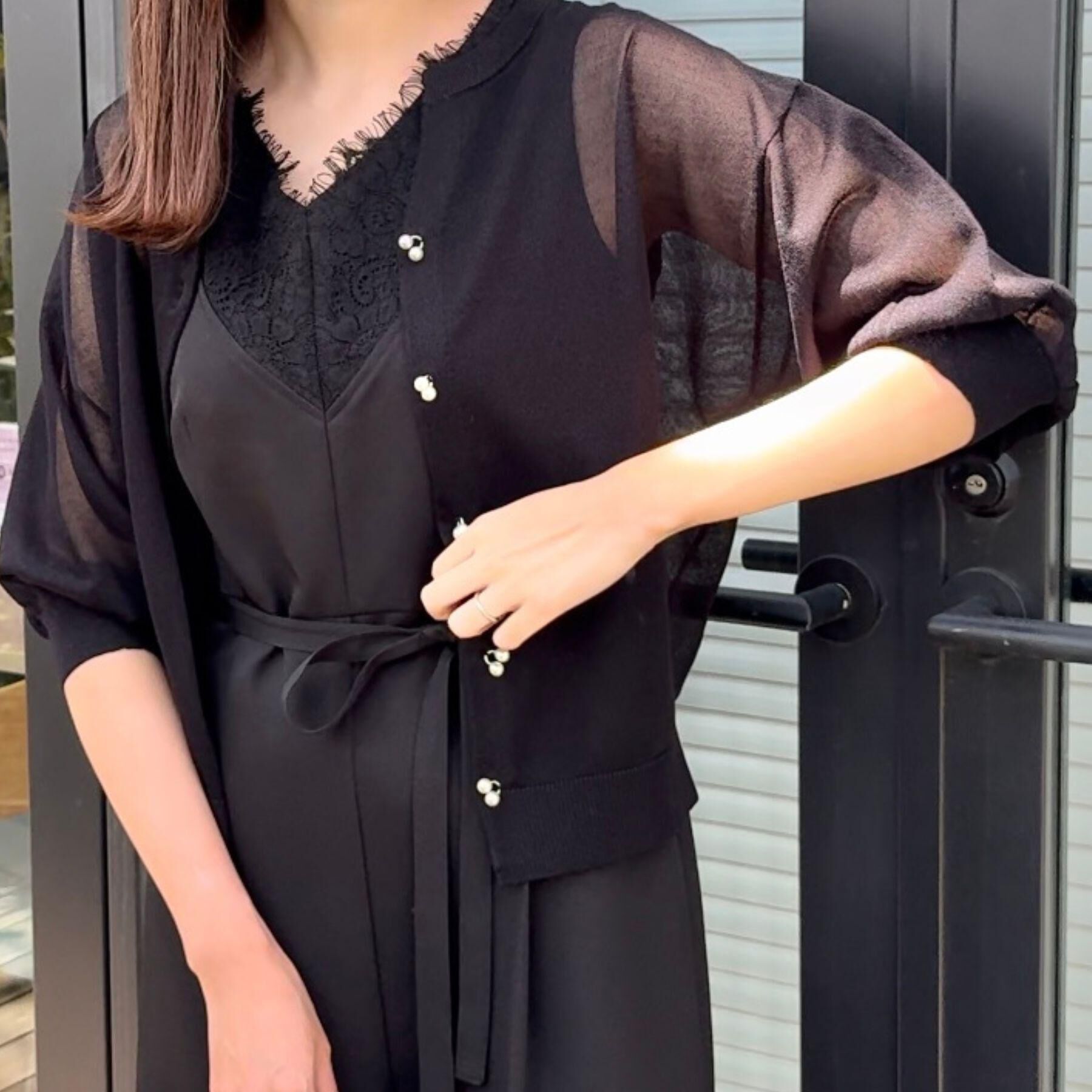 Couture broach「【前後2WAY・二の腕カバー】ダブルパール調釦5分袖シアーカーディガントップス」|カーディガン|