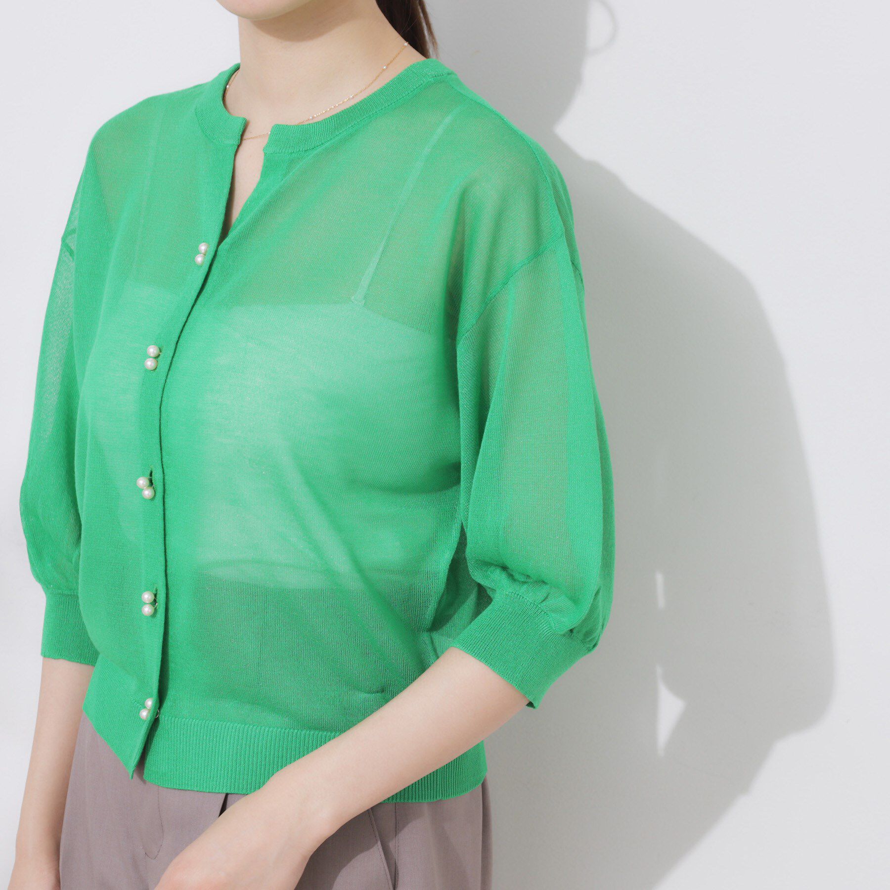 Couture broach「【前後2WAY・二の腕カバー】ダブルパール調釦5分袖シアーカーディガントップス」|カーディガン|