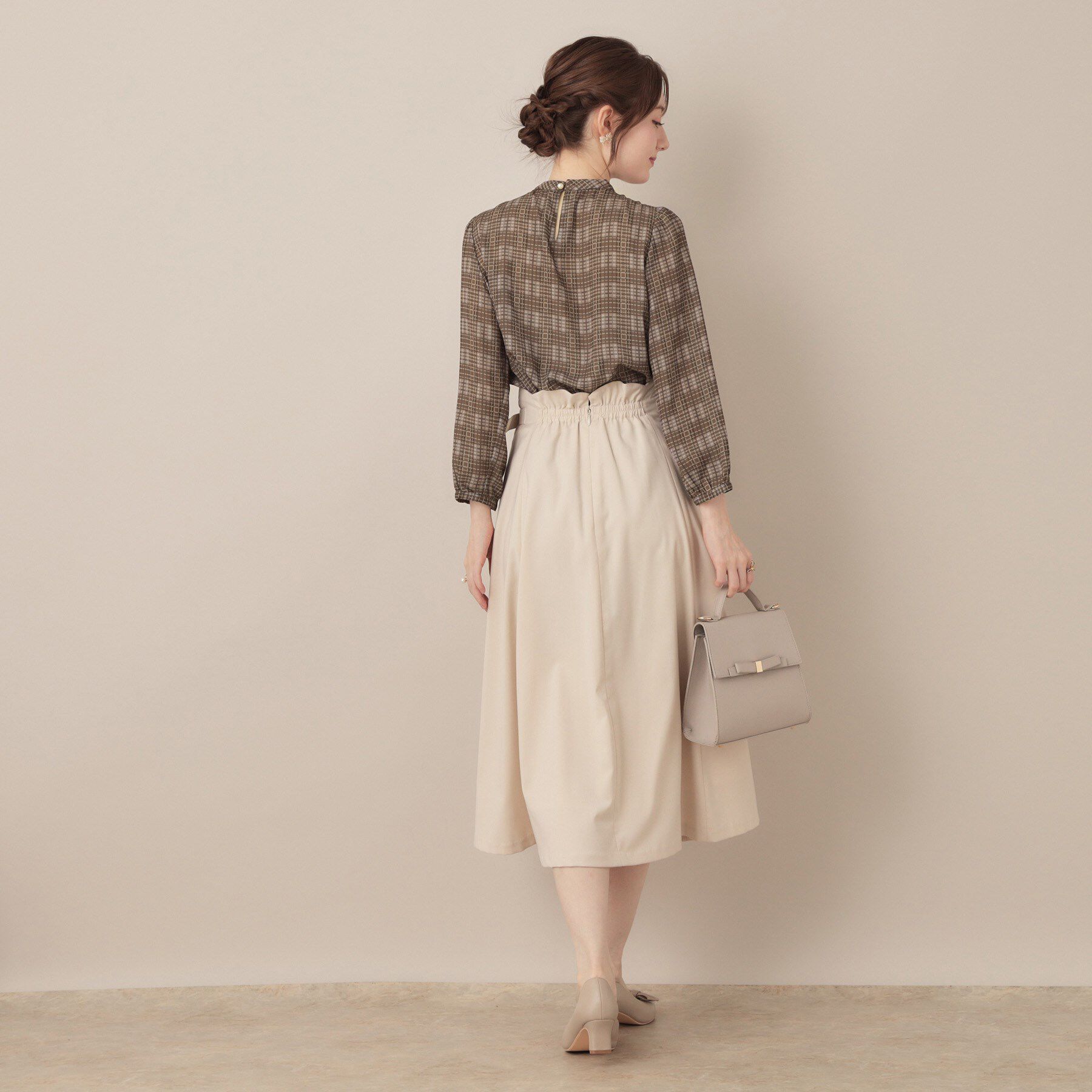 Couture broach「【大人可愛い・パール取り外し・通勤】・タックタイチェック柄ブラウス」|シャツ・ブラウス|