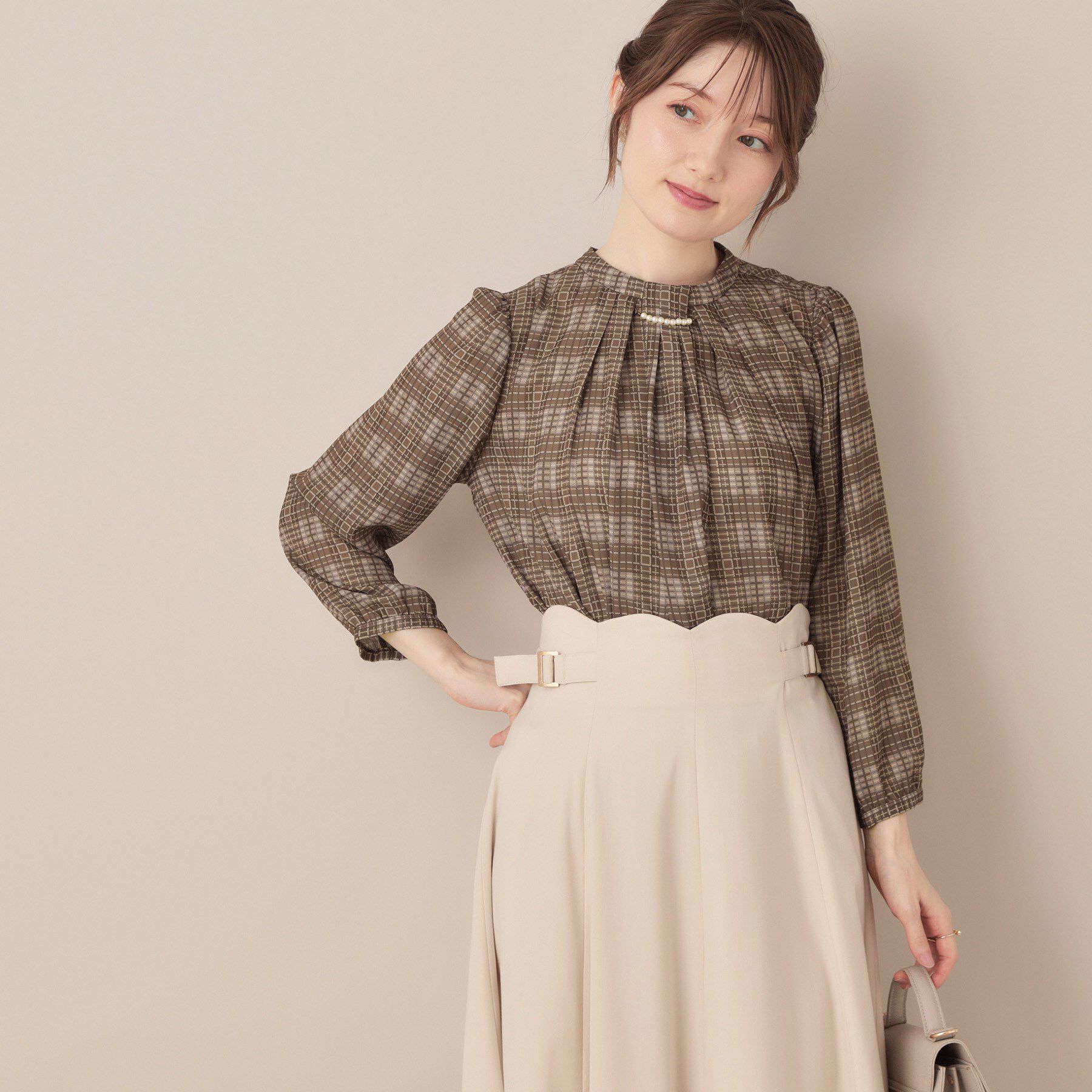 Couture broach「【大人可愛い・パール取り外し・通勤】・タックタイチェック柄ブラウス」|シャツ・ブラウス|