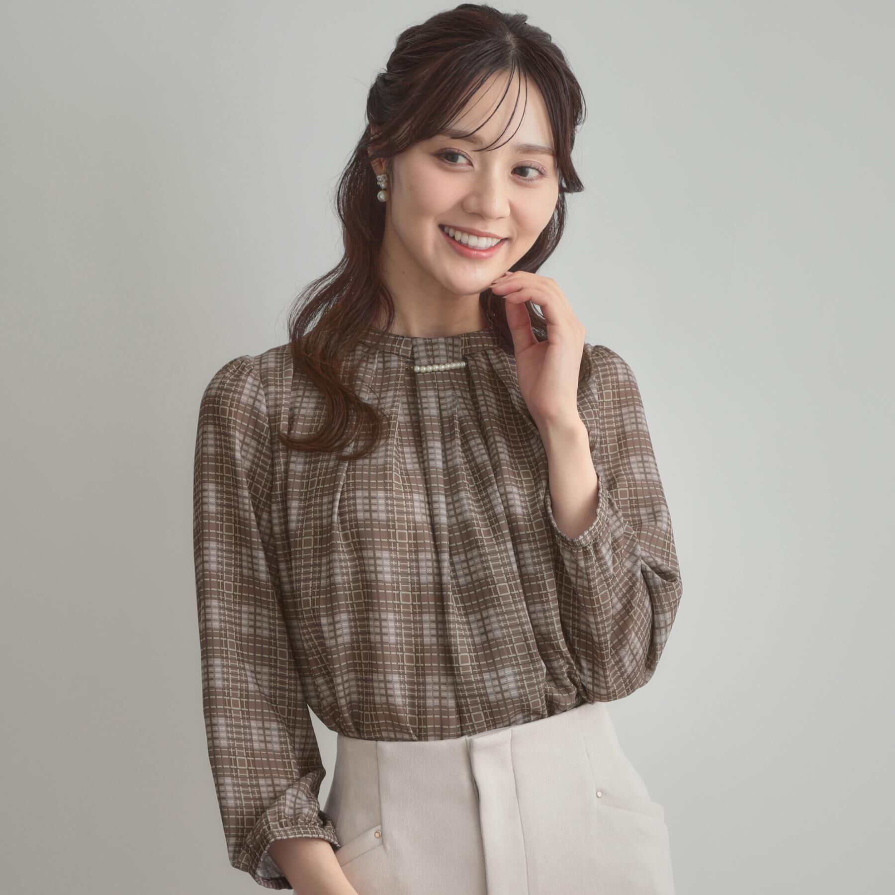 Couture broach「【大人可愛い・パール取り外し・通勤】・タックタイチェック柄ブラウス」|シャツ・ブラウス|