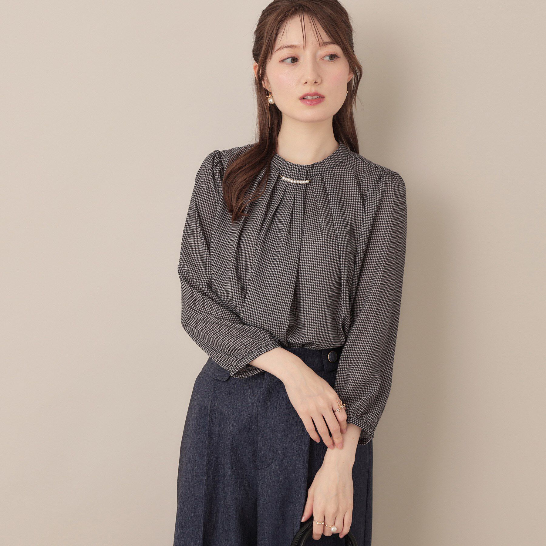 Couture broach「【大人可愛い・パール取り外し・通勤】・タックタイチェック柄ブラウス」|シャツ・ブラウス|