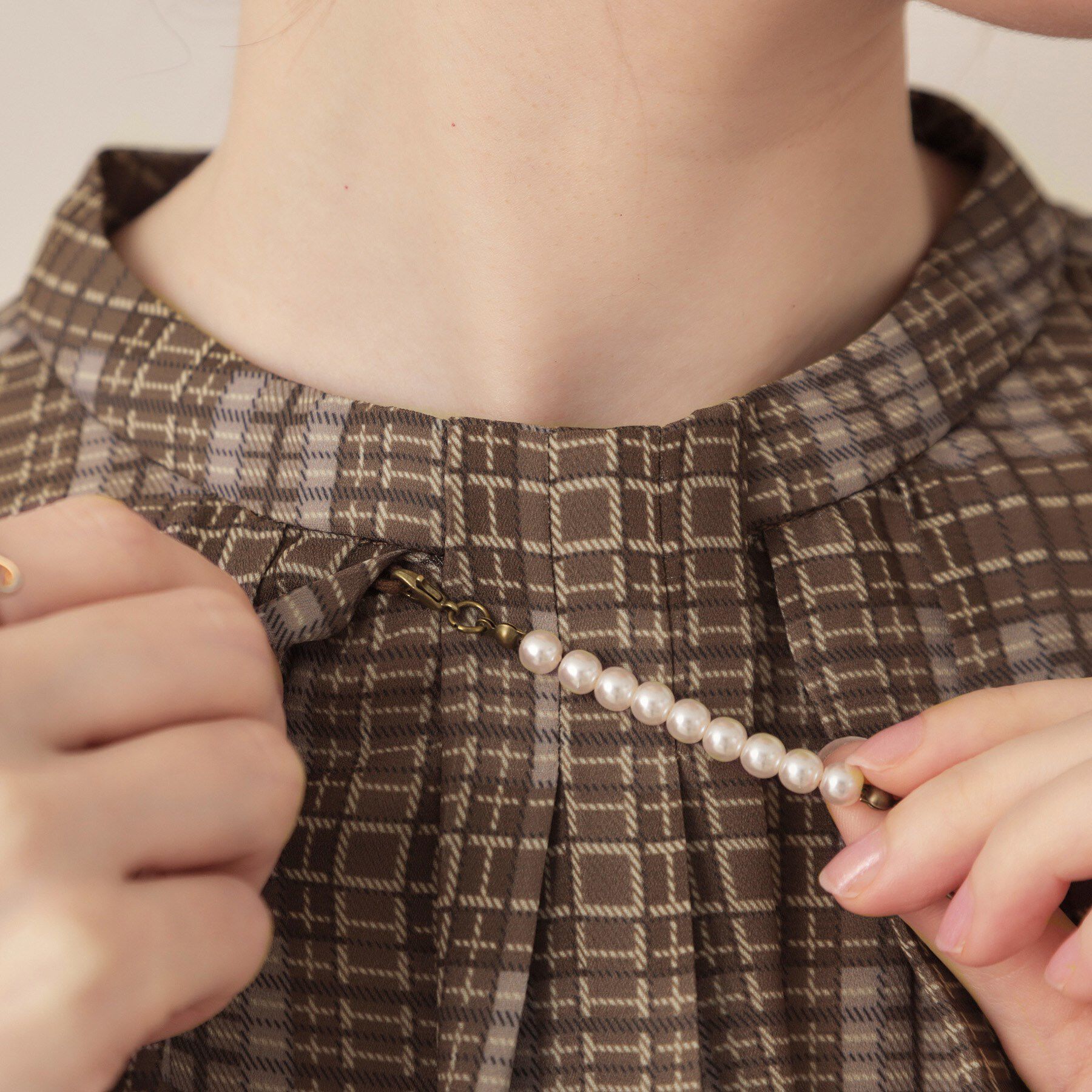 Couture broach「【大人可愛い・パール取り外し・通勤】・タックタイチェック柄ブラウス」|シャツ・ブラウス|