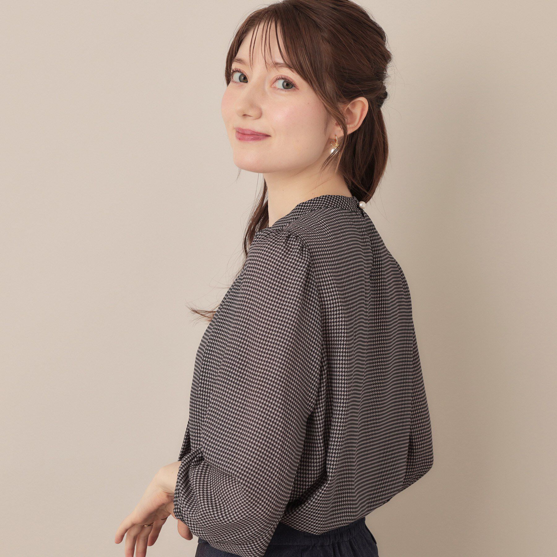 Couture broach「【大人可愛い・パール取り外し・通勤】・タックタイチェック柄ブラウス」|シャツ・ブラウス|