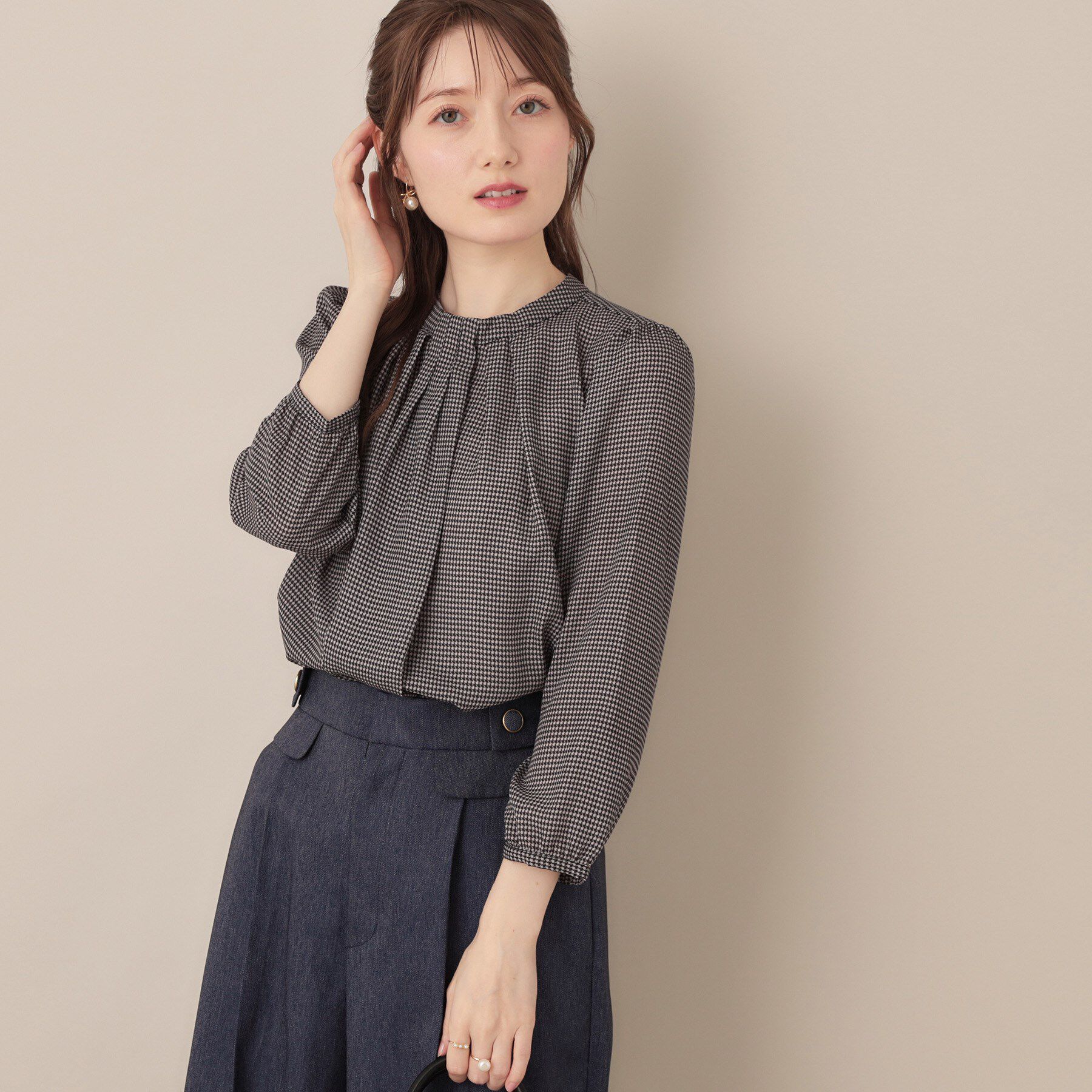 Couture broach「【大人可愛い・パール取り外し・通勤】・タックタイチェック柄ブラウス」|シャツ・ブラウス|